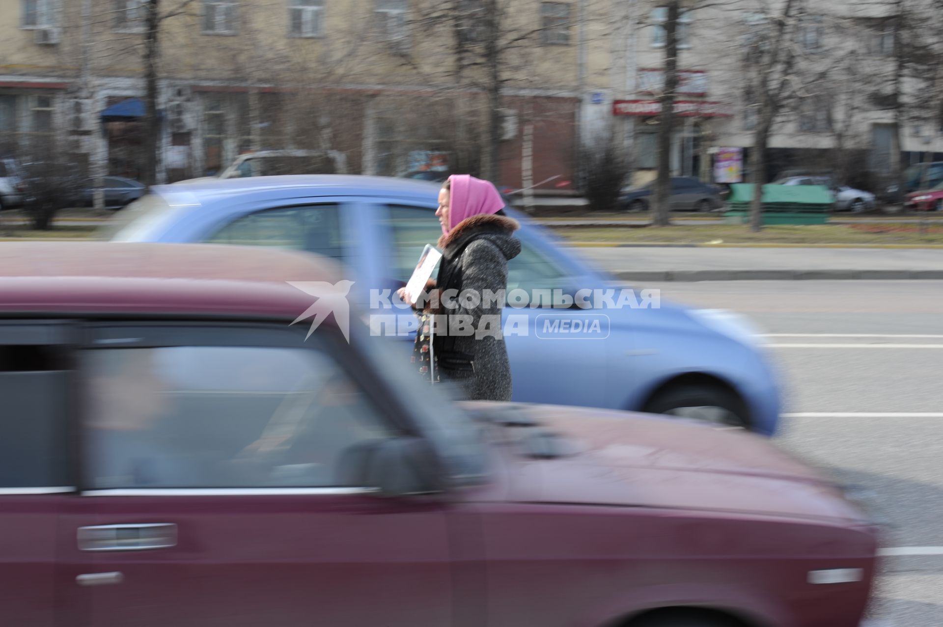 Женщина с табличкой ПОмогите на операцию ребенку ходит по пробкам на дорогах, Москва, 21 апреля 2011 года.