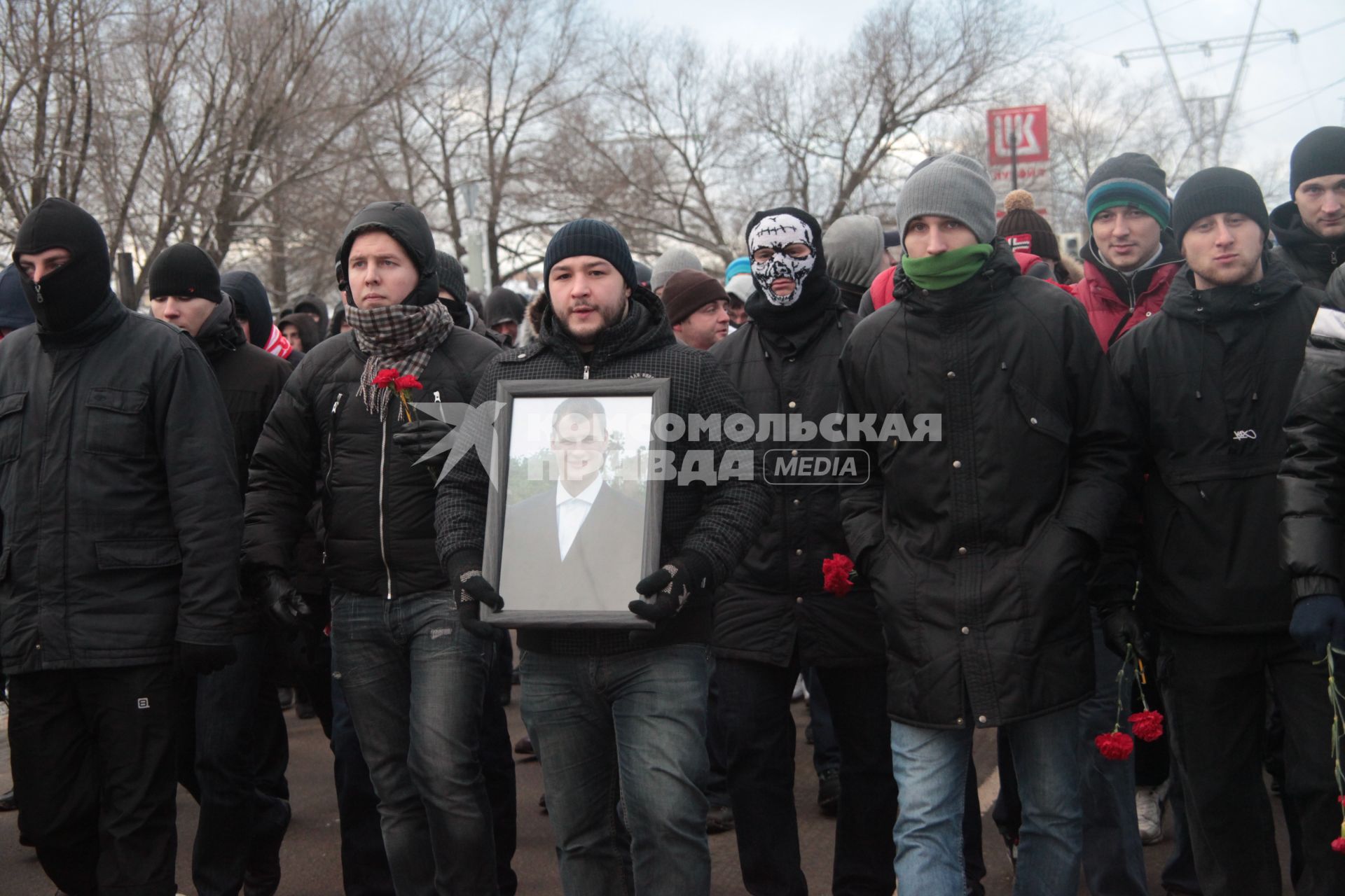 Люди, фанаты пришли к месту где убили Егора Свиридова почтить его память. Траурная процессия. 11 декабря 2010 года.