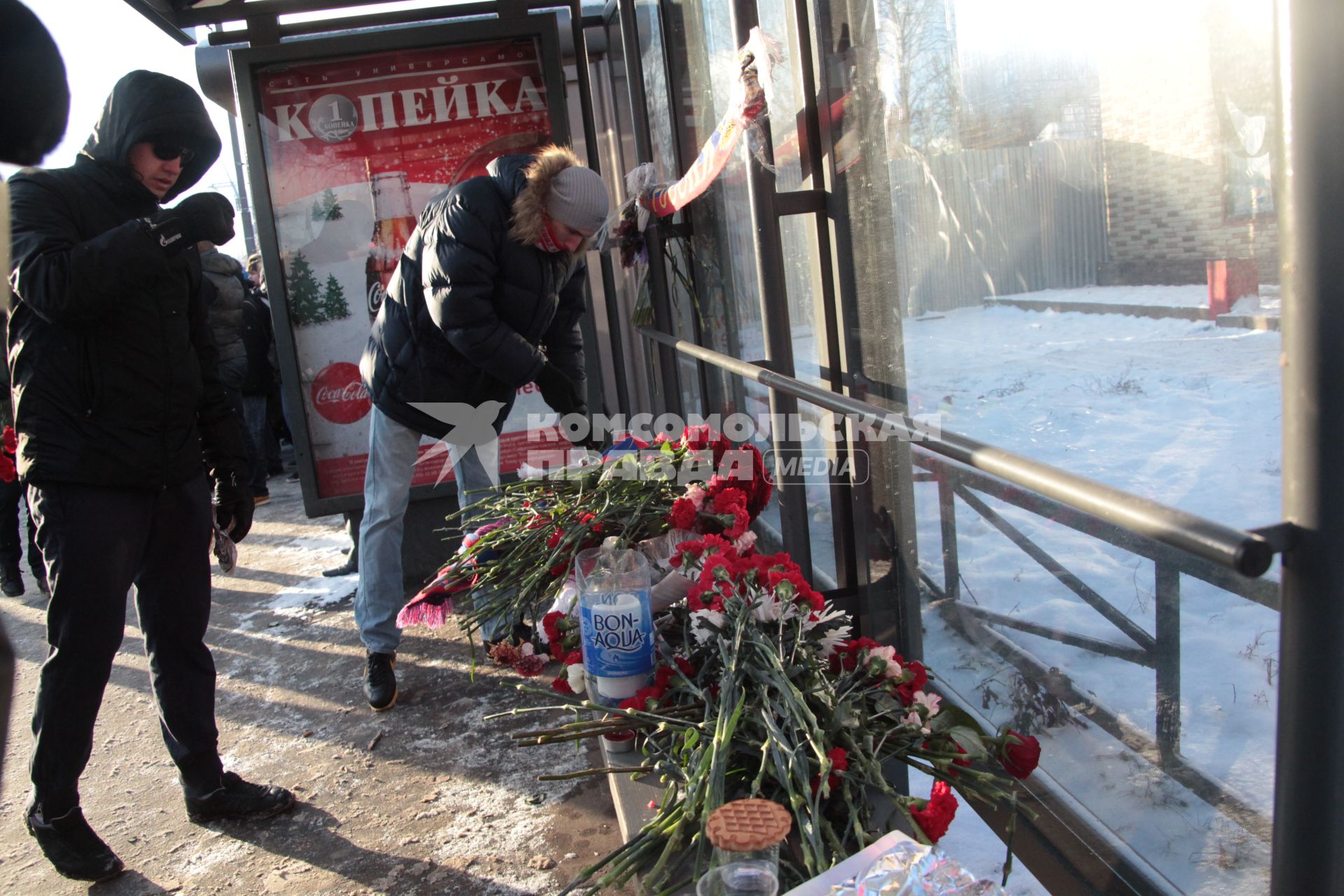 Люди, фанаты пришли к месту где убили Егора Свиридова почтить его память. Люди принесли возлагают цветы на автобусную остановку. 11 декабря 2010 года.