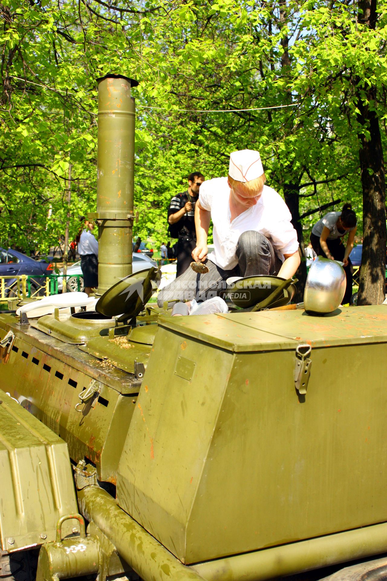 Москва 09 мая 2010 год. Военно-полевая кухня. Армейская еда.