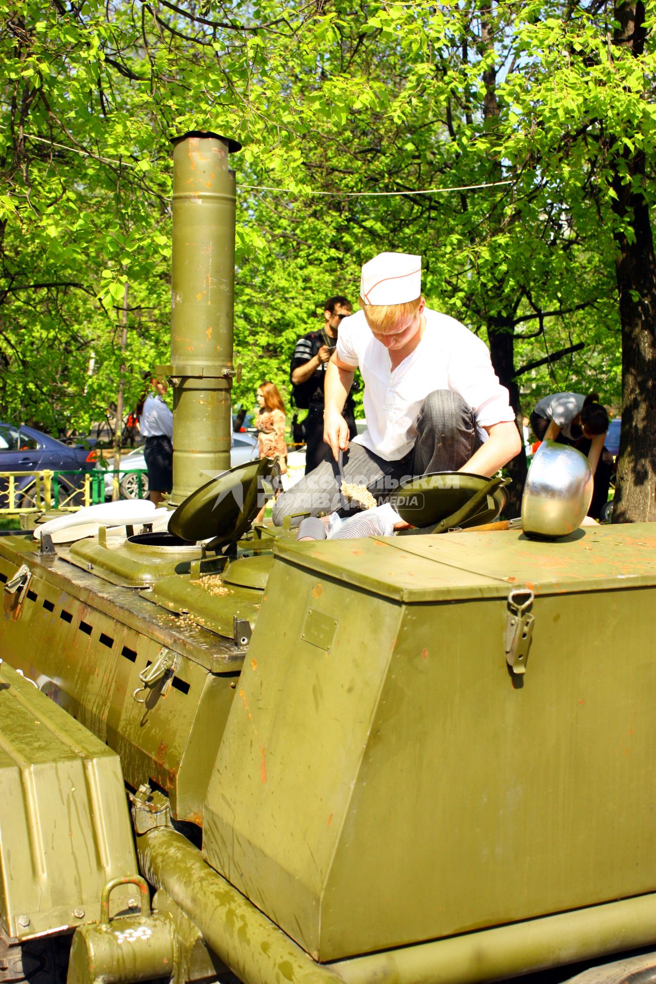 Москва 09 мая 2010 год. Военно-полевая кухня. Армейская еда.