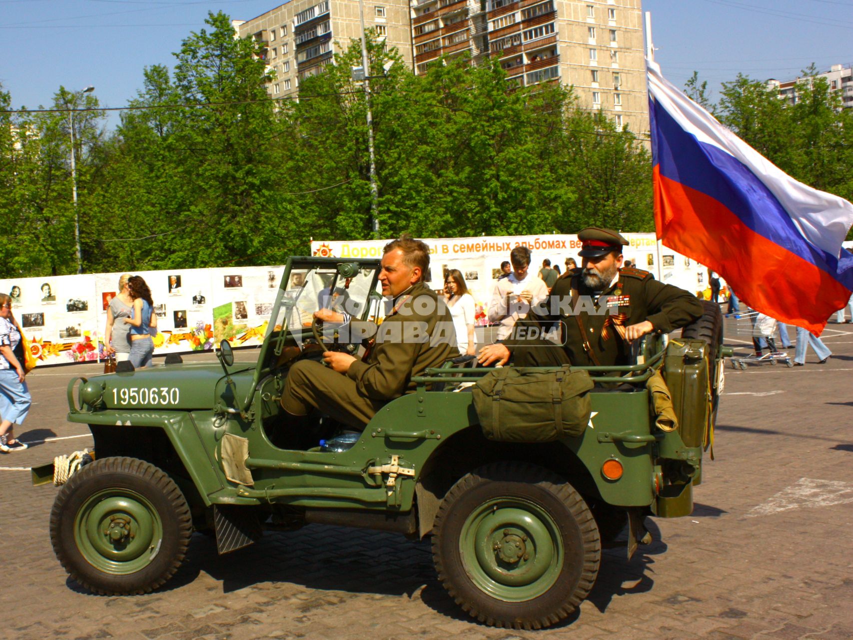 Москва 09 мая 2010 год. Празднование 9 мая. День победы. Военная техника. УАЗ машина для военных.