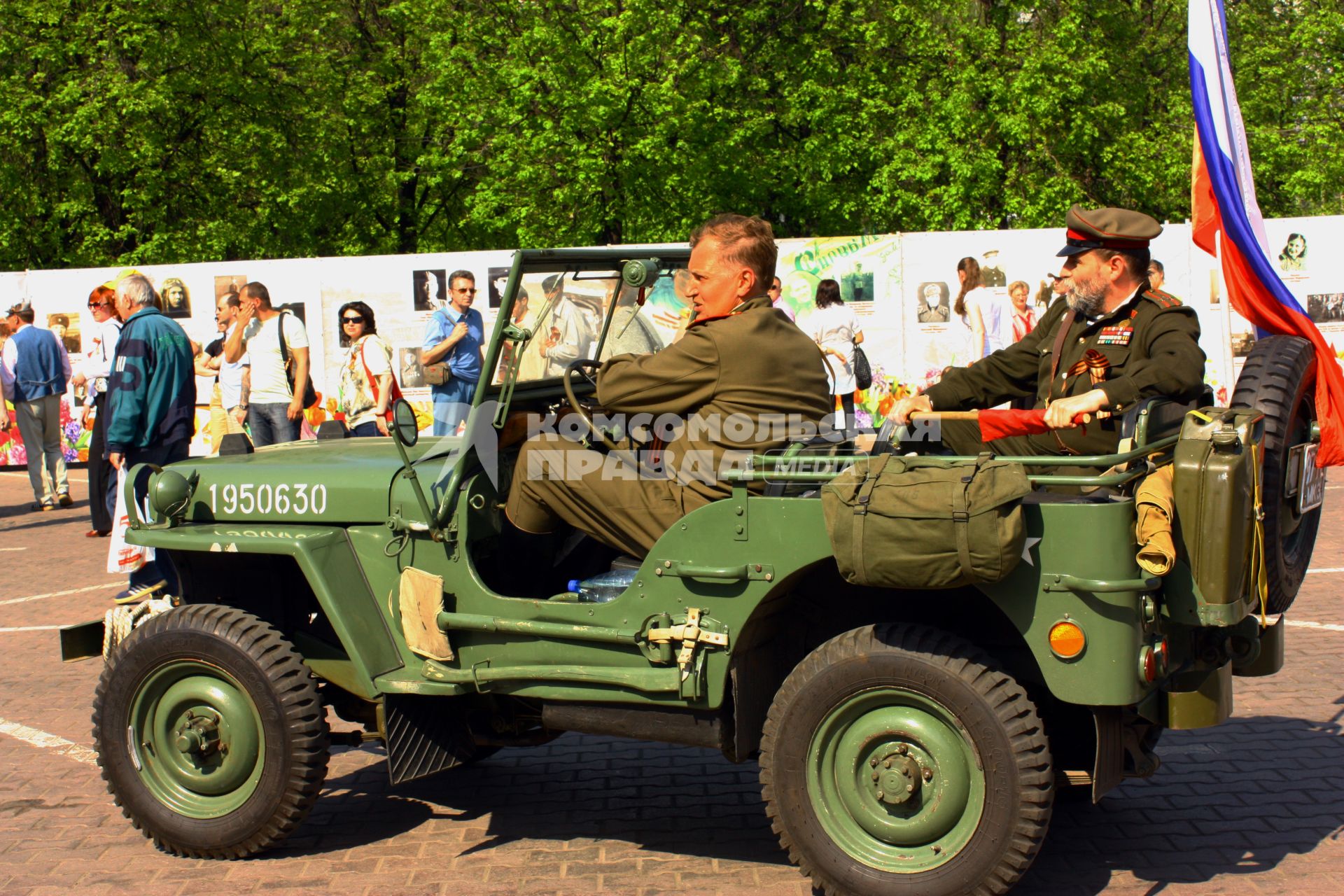 Москва 09 мая 2010 год. Празднование 9 мая. День победы. Военная техника. УАЗ машина для военных.