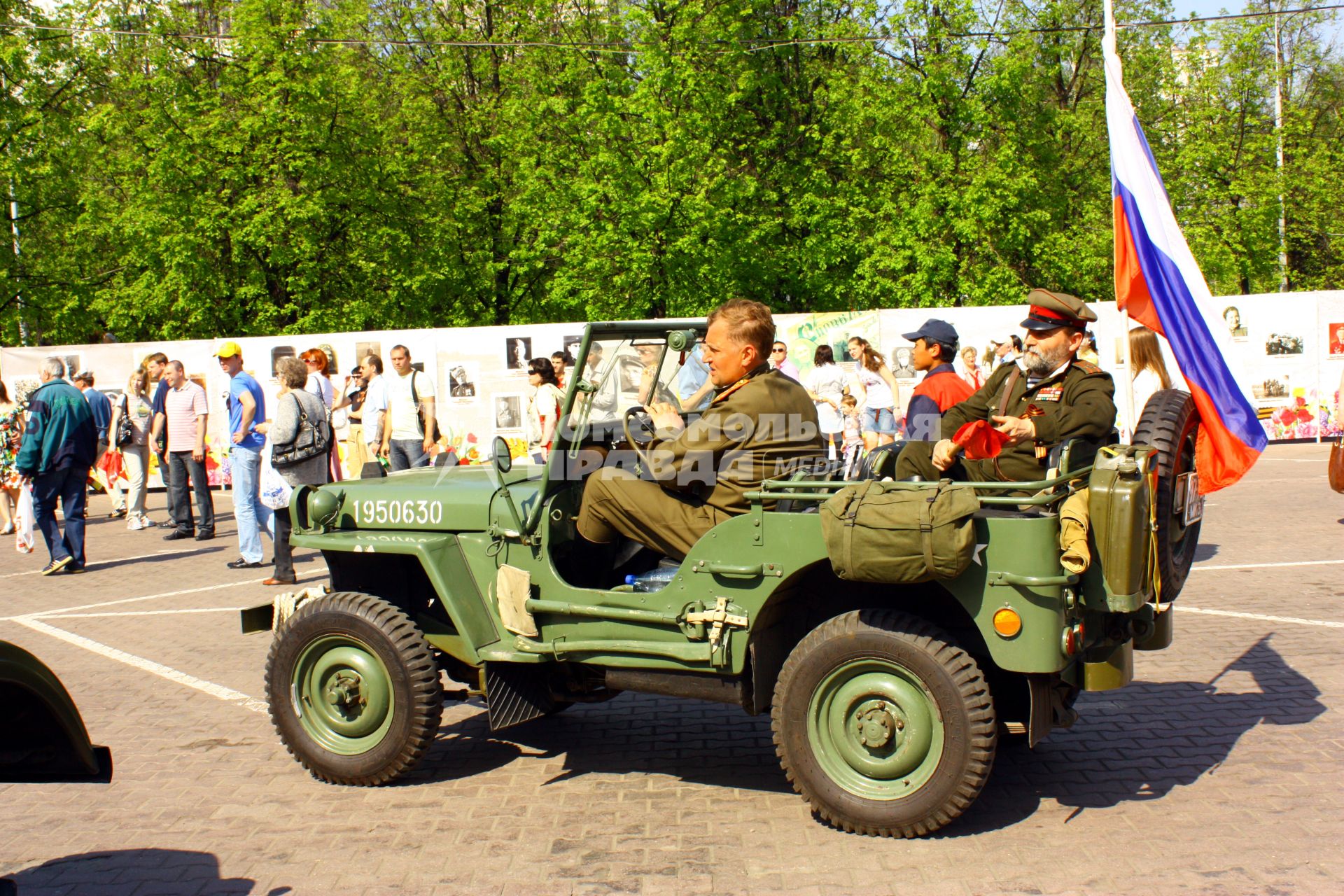 Москва 09 мая 2010 год. Празднование 9 мая. День победы. Военная техника. УАЗ машина для военных.