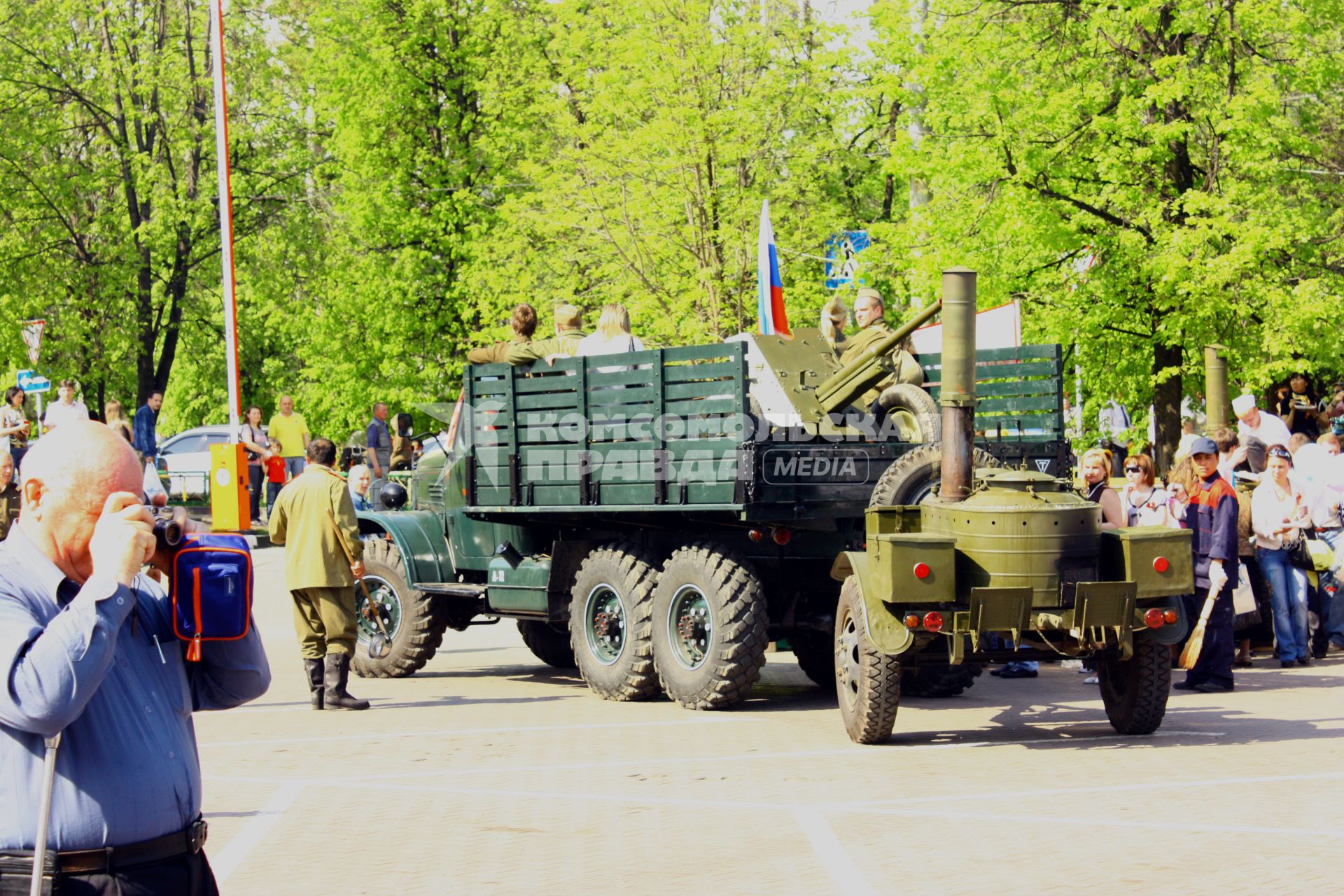 Москва 09 мая 2010 год. Празднование 9 мая. День победы. Военная техника, прицеп военно-полевая кухня.