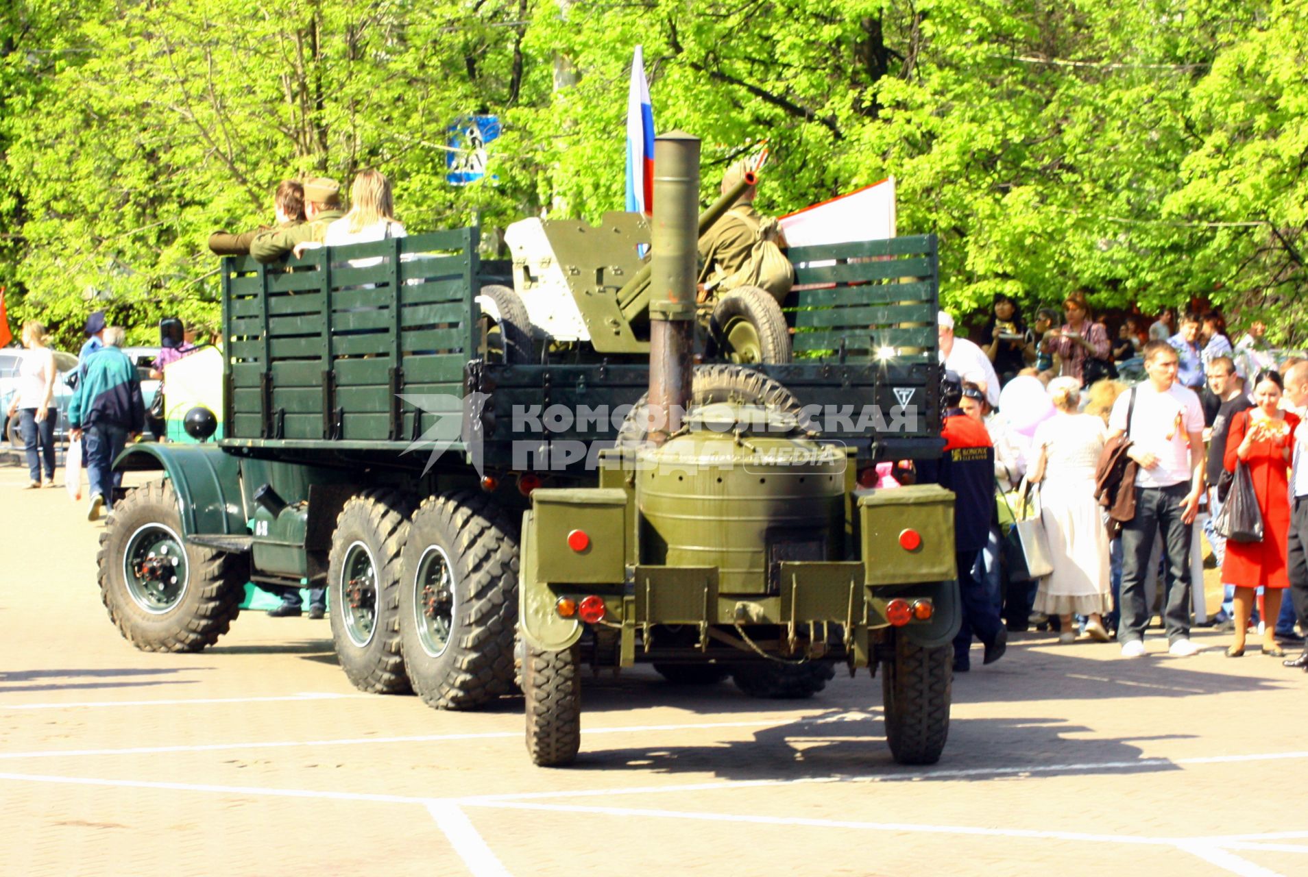 Москва 09 мая 2010 год. Празднование 9 мая. День победы. Военная техника, прицеп военно-полевая кухня.