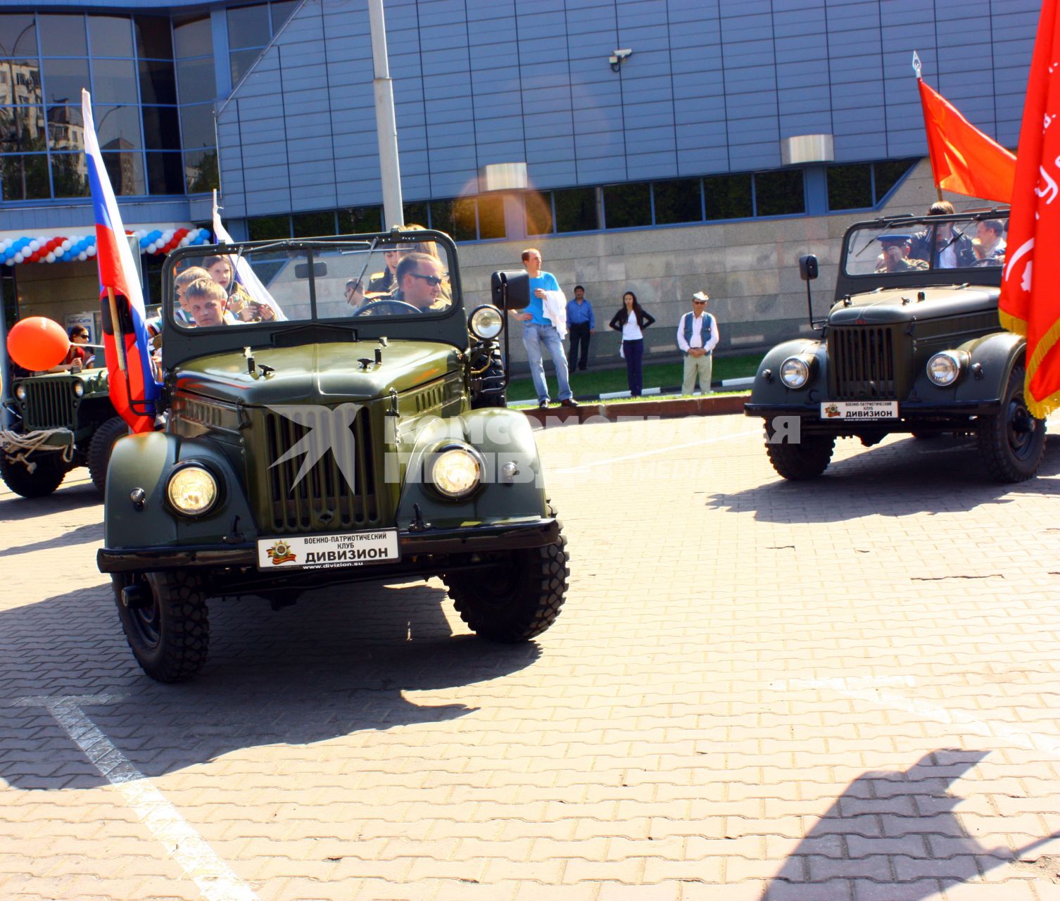 Москва 09 мая 2010 год. Празднование 9 мая. День победы. Военная техника с флагами.