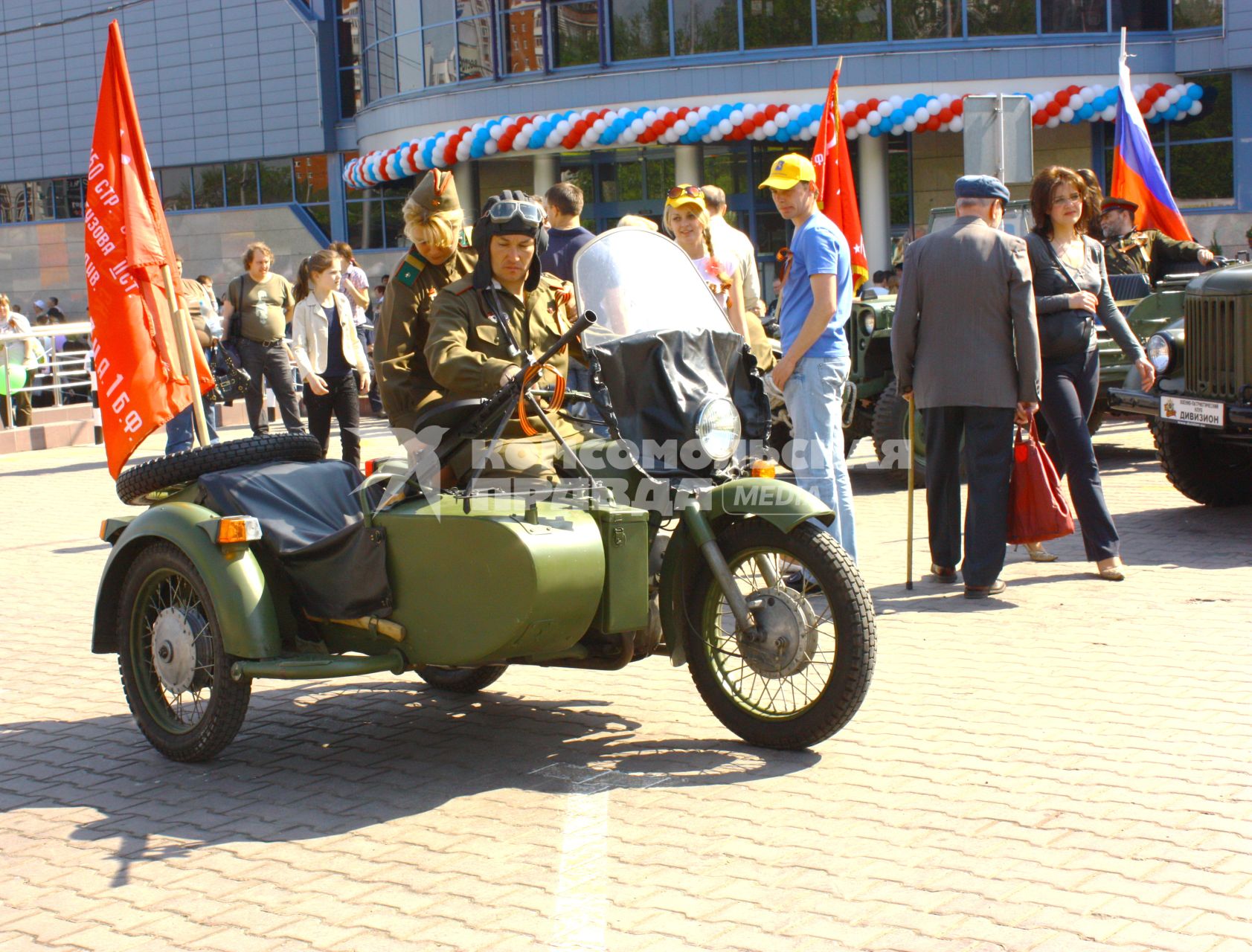 Москва 09 мая 2010 год. Празднование 9 мая. День победы. Военная техника времен ВОВ. Мотоцикл с коляской с флагом. Военные. Мотоцикл урал.