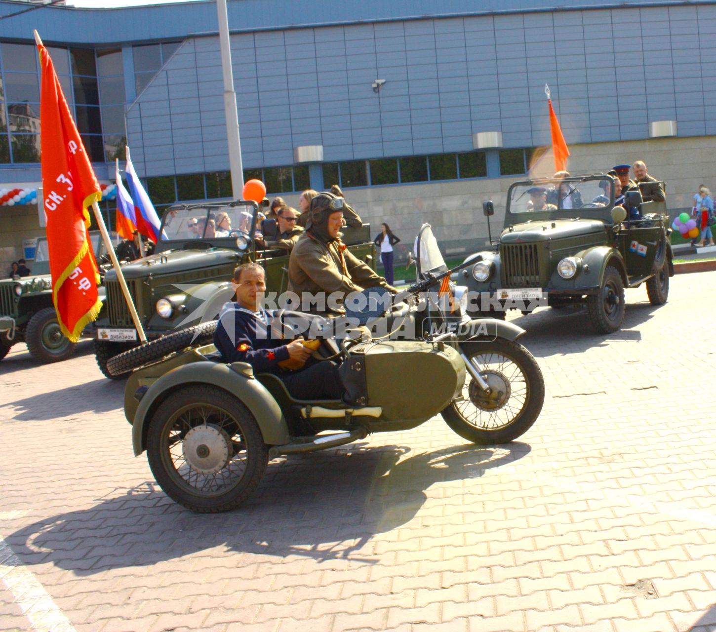 Москва 09 мая 2010 год. Празднование 9 мая. День победы. Военная техника времен ВОВ. Мотоцикл с коляской с флагом. Военные. Мотоцикл урал.