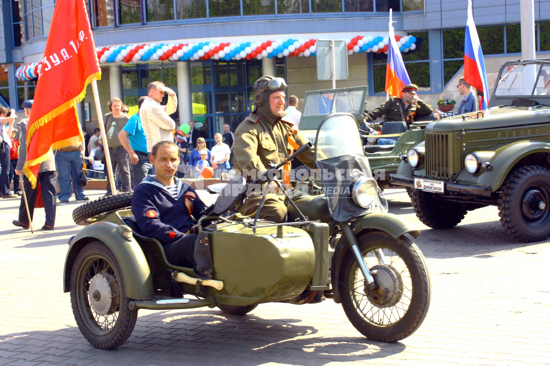 Москва 09 мая 2010 год. Празднование 9 мая. День победы. Военная техника времен ВОВ. Мотоцикл с коляской с флагом. Военные. Мотоцикл урал.