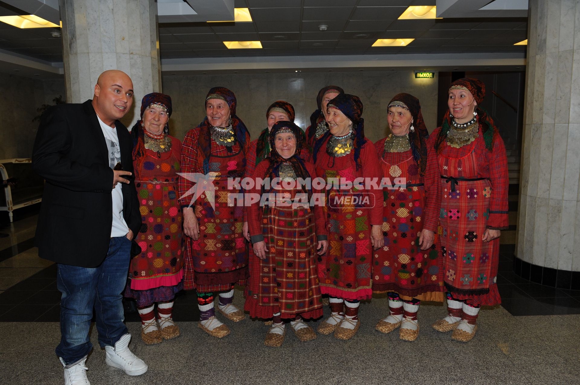 Россия. Москва. 18 апреля. Доминик Джокер (слева) вместе с Бурановскими бабушками перед началом юбилейного концерта, посвященного 20-летию детского ансамбля НЕПОСЕДЫ, в Государственном Кремлевском дворце.