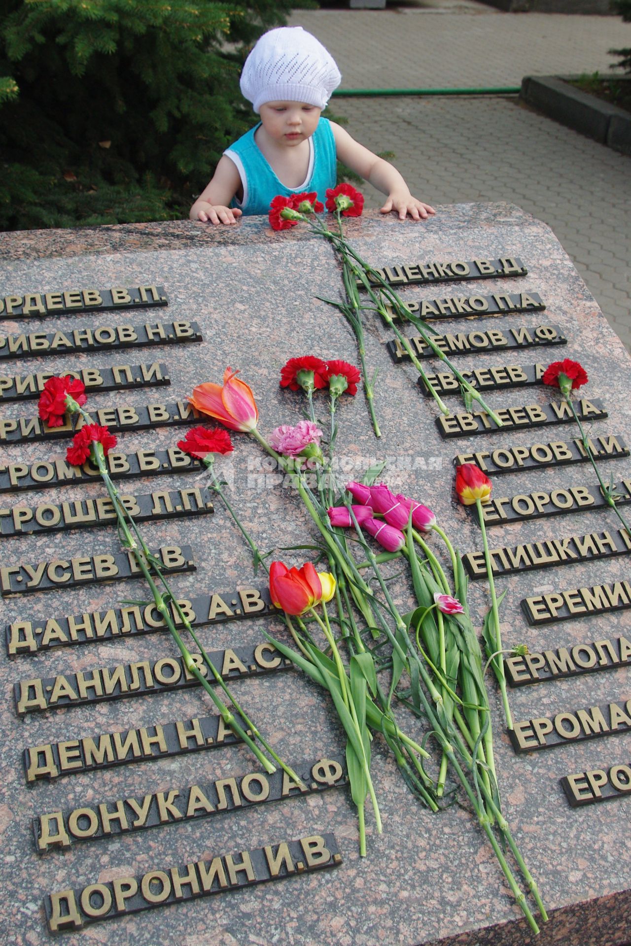 Девочка смотрит на мемориал с фамилиями погибших героев войны, празднование Дня победы, 9 мая 2010 года, Саратов.