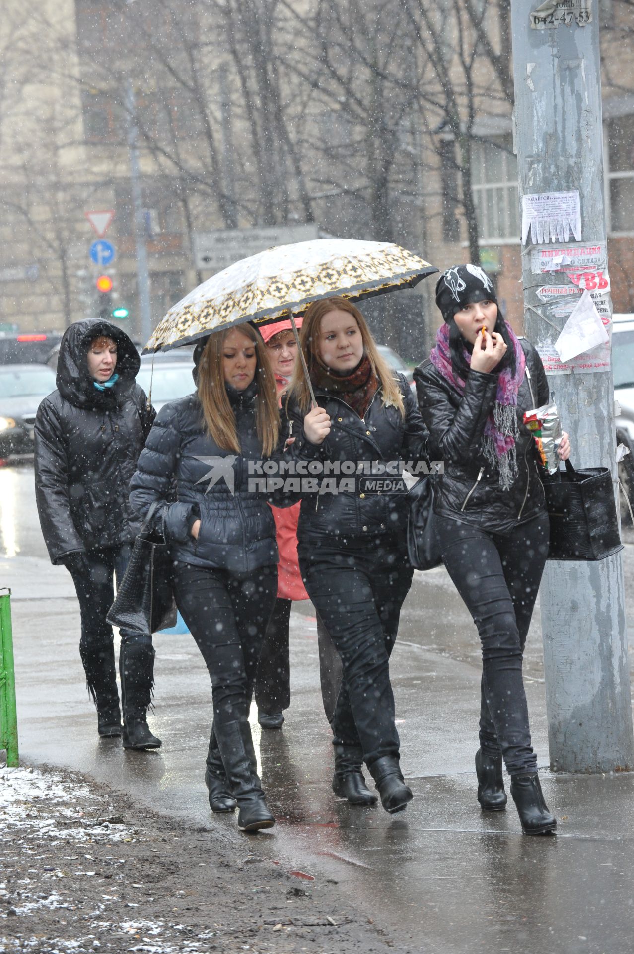 12 апреля 2011г. Москва. Снег, снегопад, молодежь.