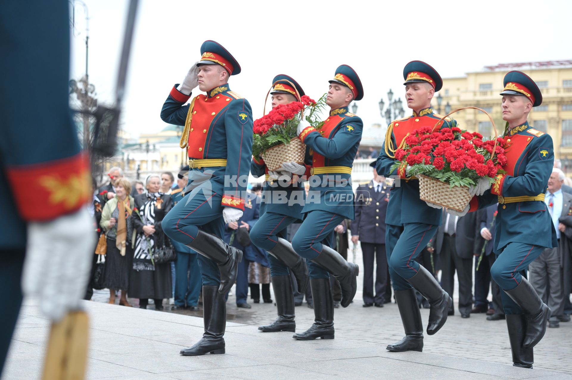 Возложение цветов к памятнику Жукова героями Советского Союза, Героями РФ, полными кавалерами ордена Славы, Москва, 4 мая 2011 года