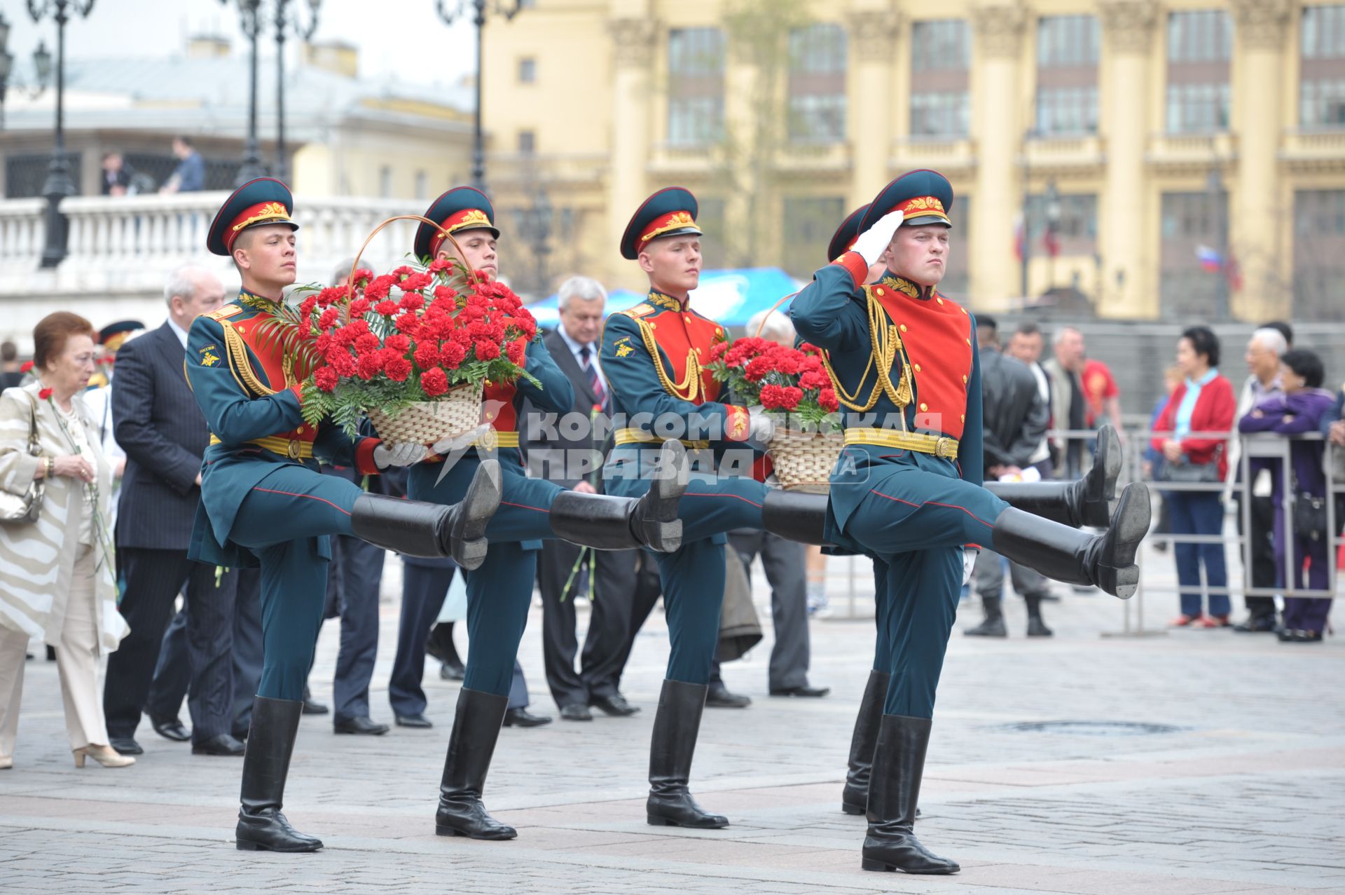 Возложение цветов к памятнику Жукова героями Советского Союза, Героями РФ, полными кавалерами ордена Славы, Москва, 4 мая 2011 года