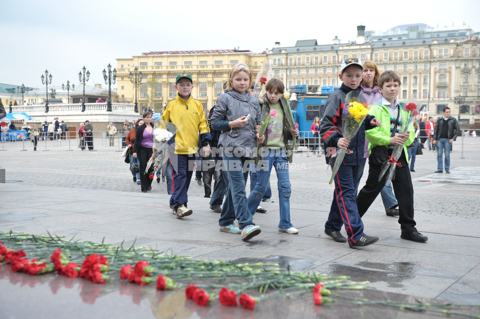 Возложение цветов к памятнику Жукова школьниками, Москва, 4 мая 2011 года