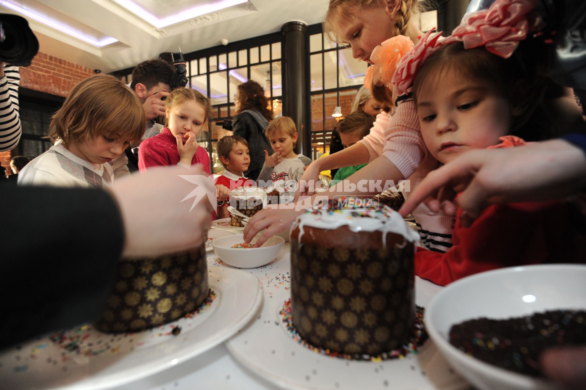 Дети украшают куличи к Пасхе, Москва, 23 марта 2011 года