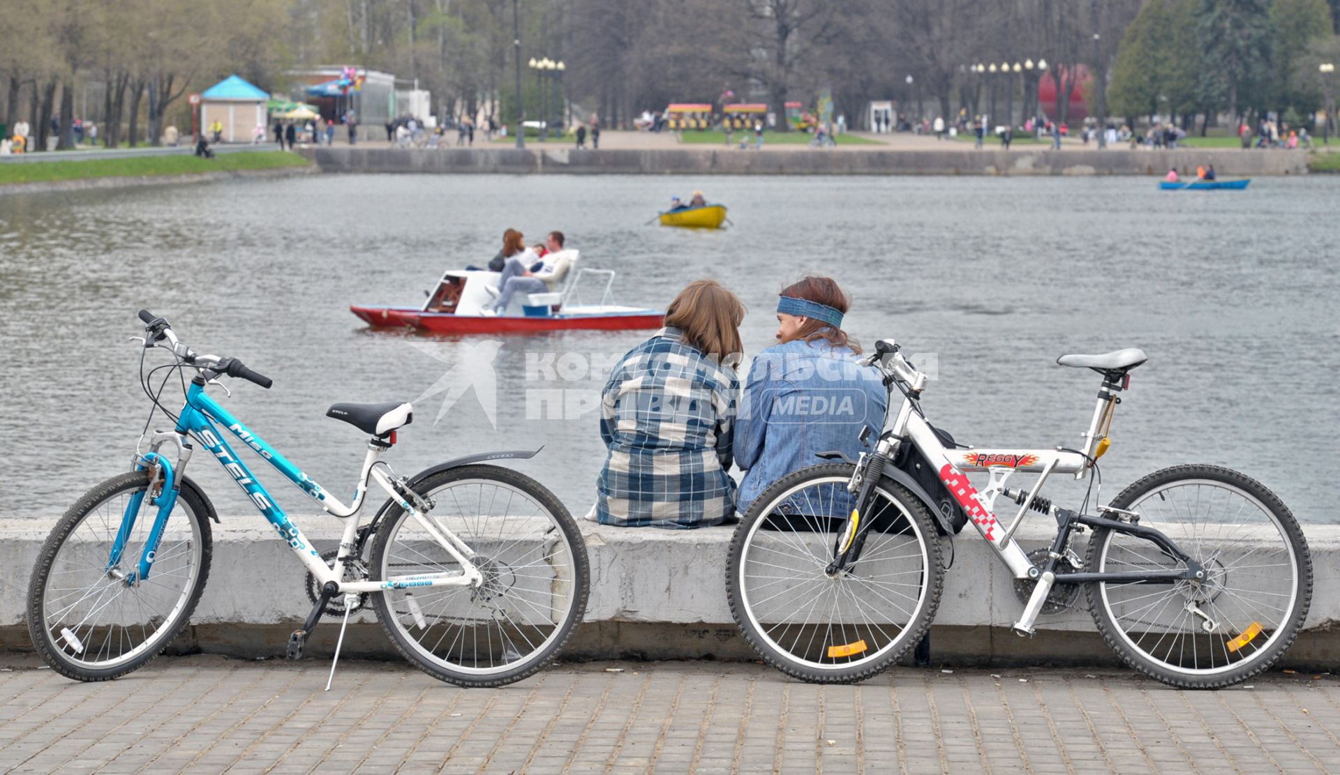 Отдых в парке Измайлово, Москва, 2 мая 2011 года