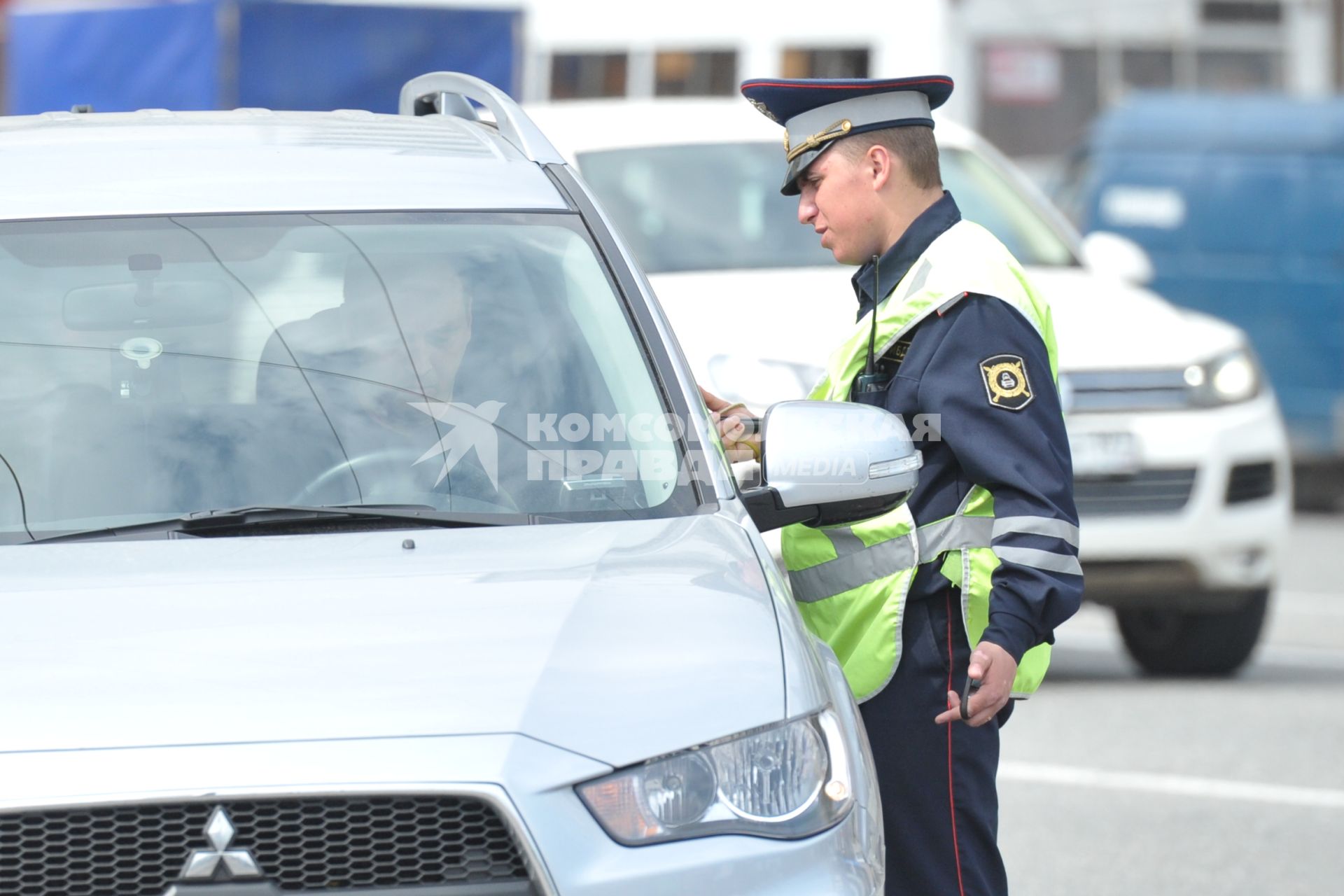 Гаишник проверяет документы у водителя автомобиля, Москва, 5 мая 2011 года