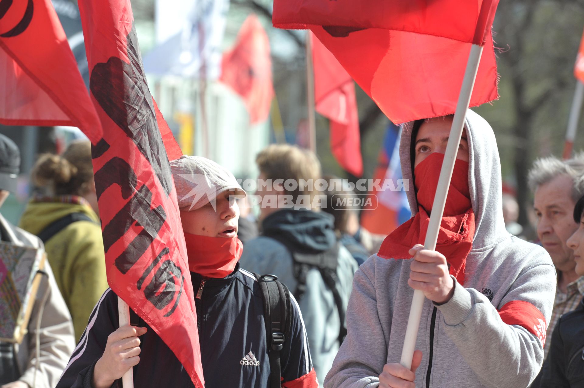 Горожане отмечают первое мая шествиями, митингами, демонстрациями, Москва, 1 мая 2011 года