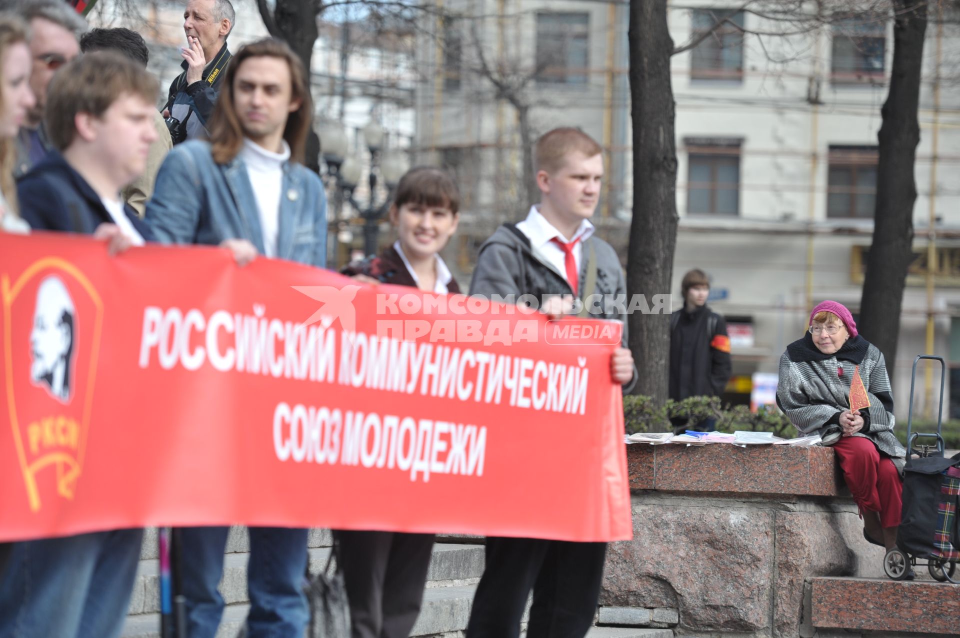 Горожане отмечают первое мая шествиями, митингами, демонстрациями, Москва, 1 мая 2011 года