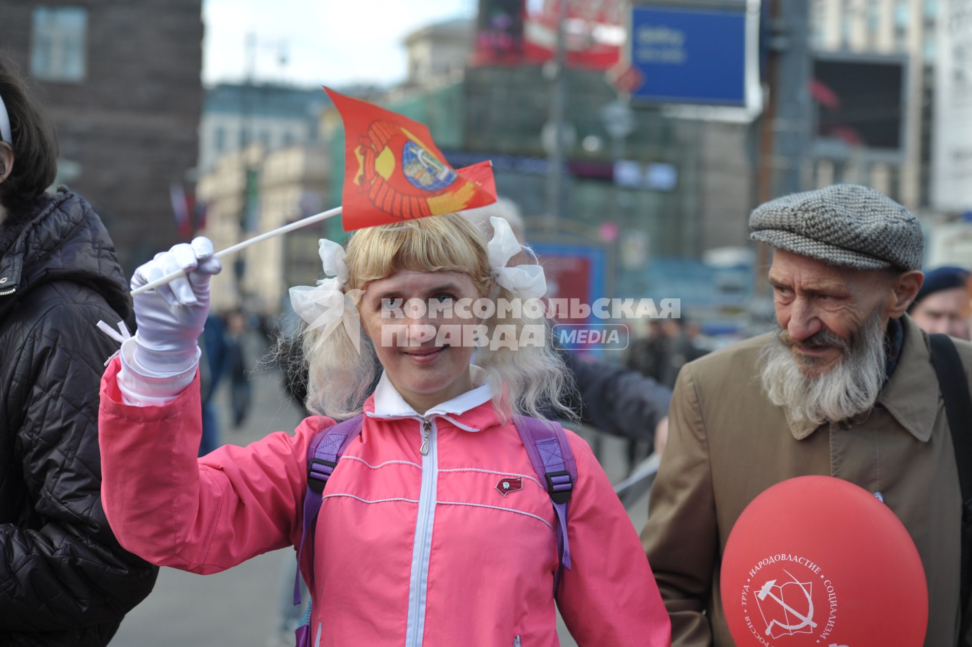 Горожане отмечают первое мая шествиями, митингами, демонстрациями, Москва, 1 мая 2011 года