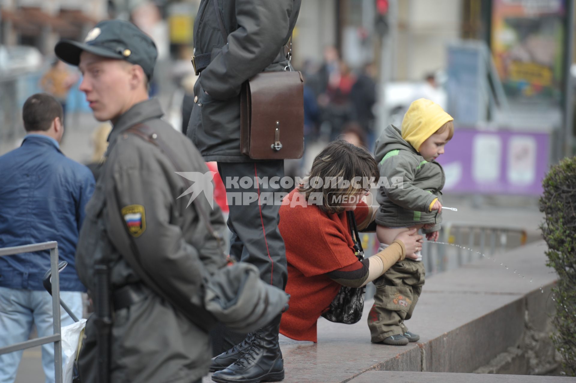 Полицейские в городе на первомай, Москва, 1 мая 2011 года