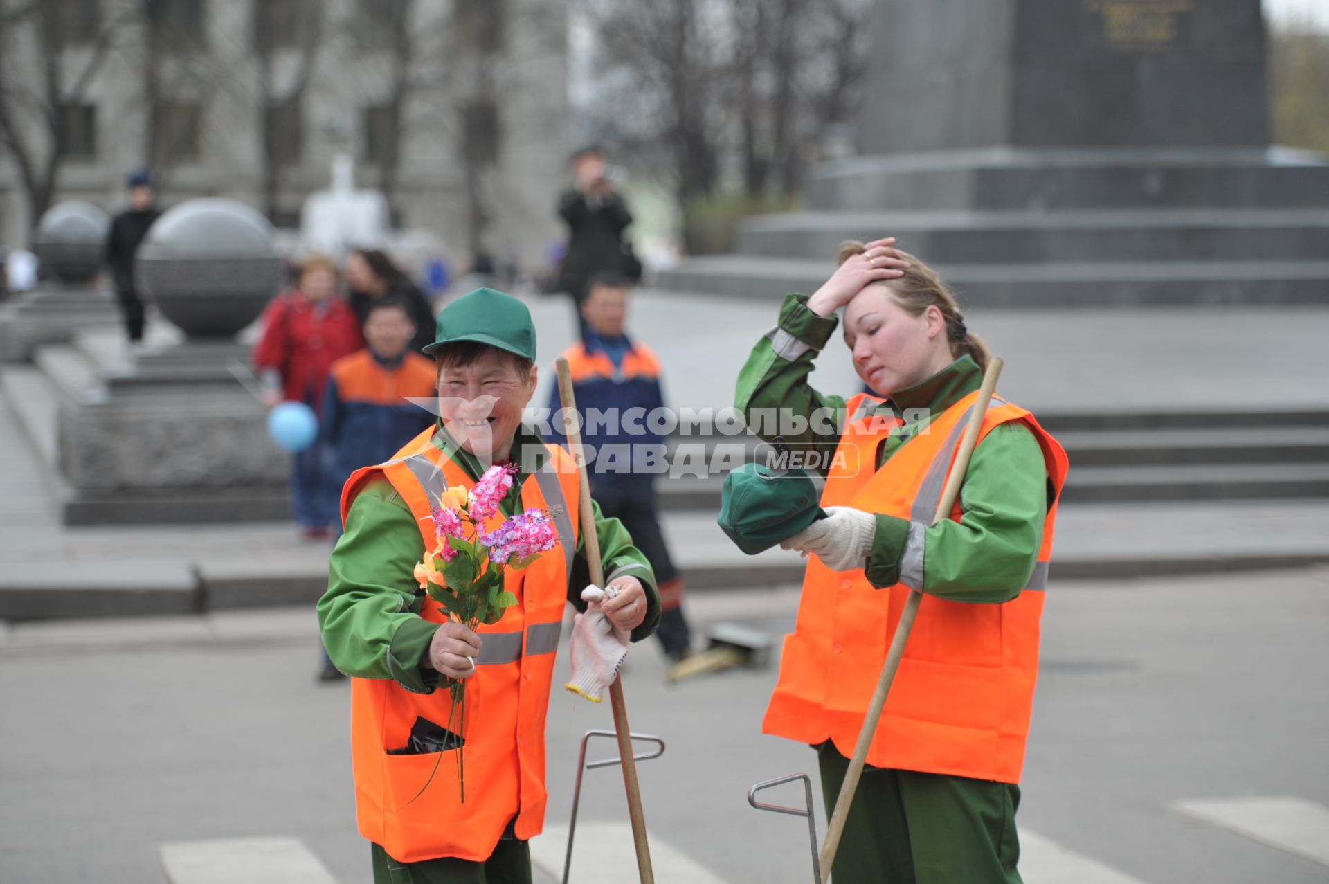 Гастарбайтеры- женщины с цветами на 1 мая, Москва, 1 мая 2011 года