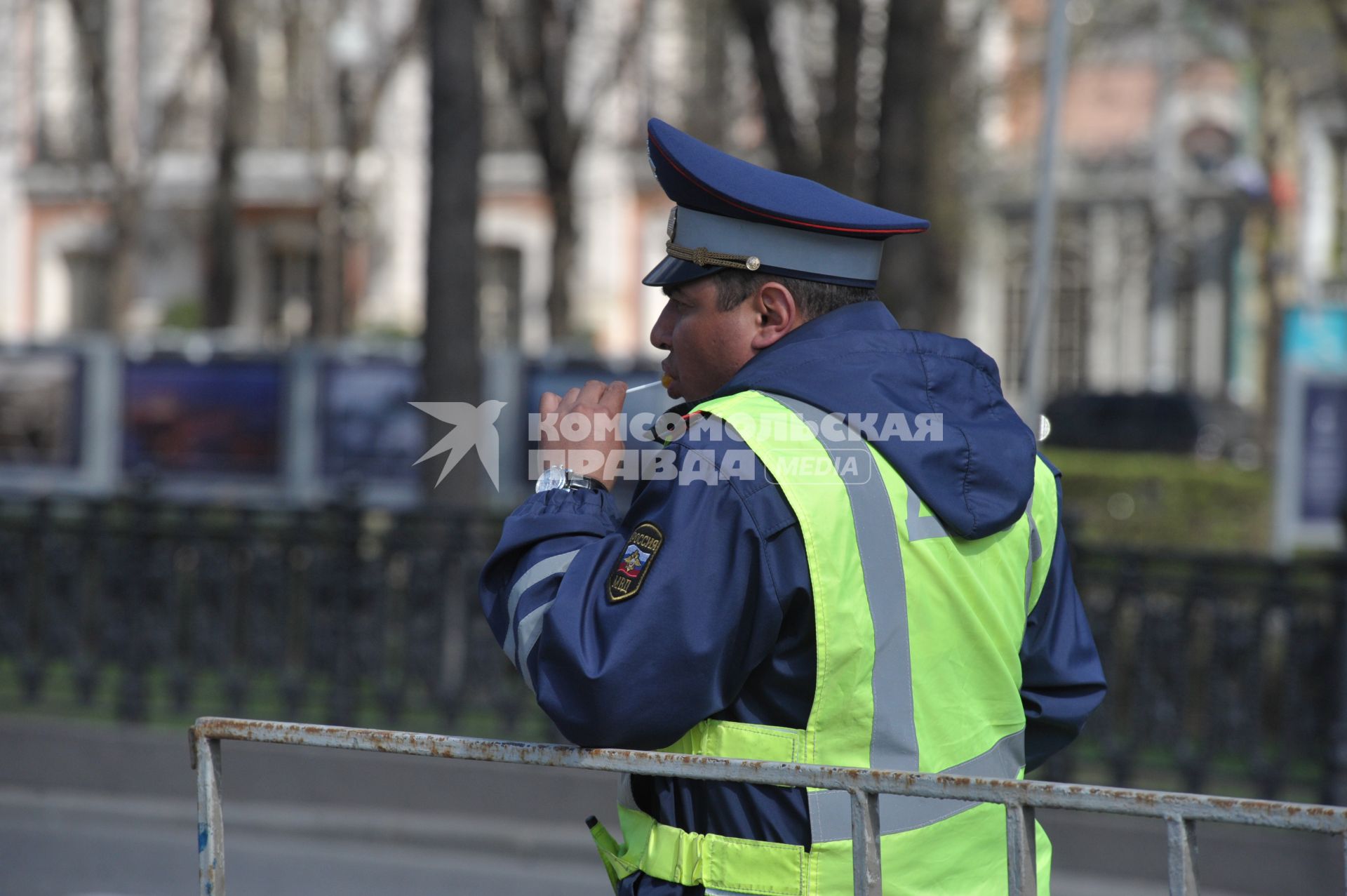 Полицейский сосет чупа- чупс, Москва, 1 мая 2011 года