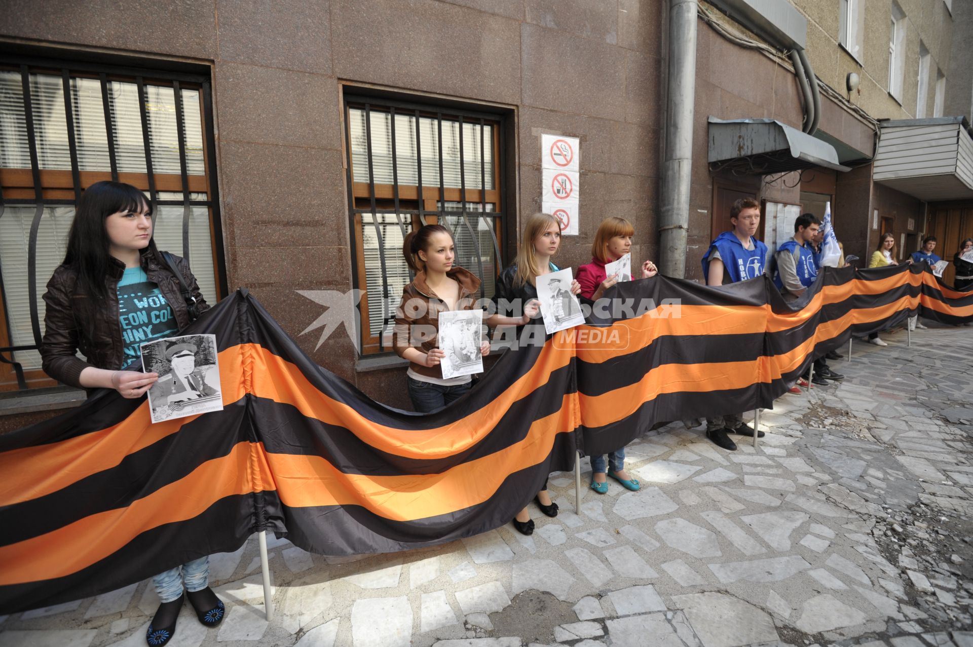 У посольства Молдовы в Москве прошла акция Георгиевская ленточка .  гордость великих народов, Москва, 3 мая 2011 года