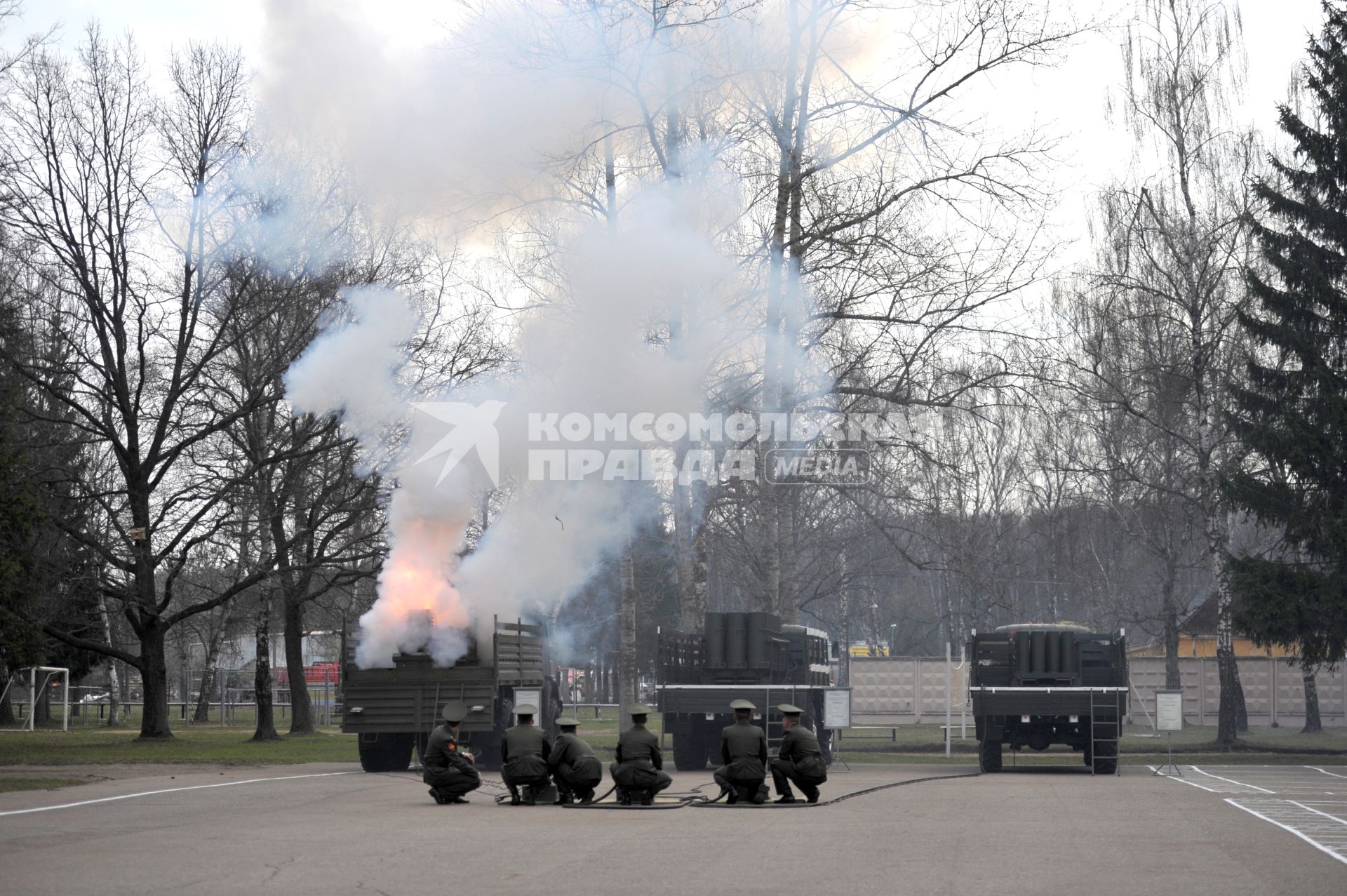 Военные машины для запуска салюта, Москва, 28 апреля 2011 года