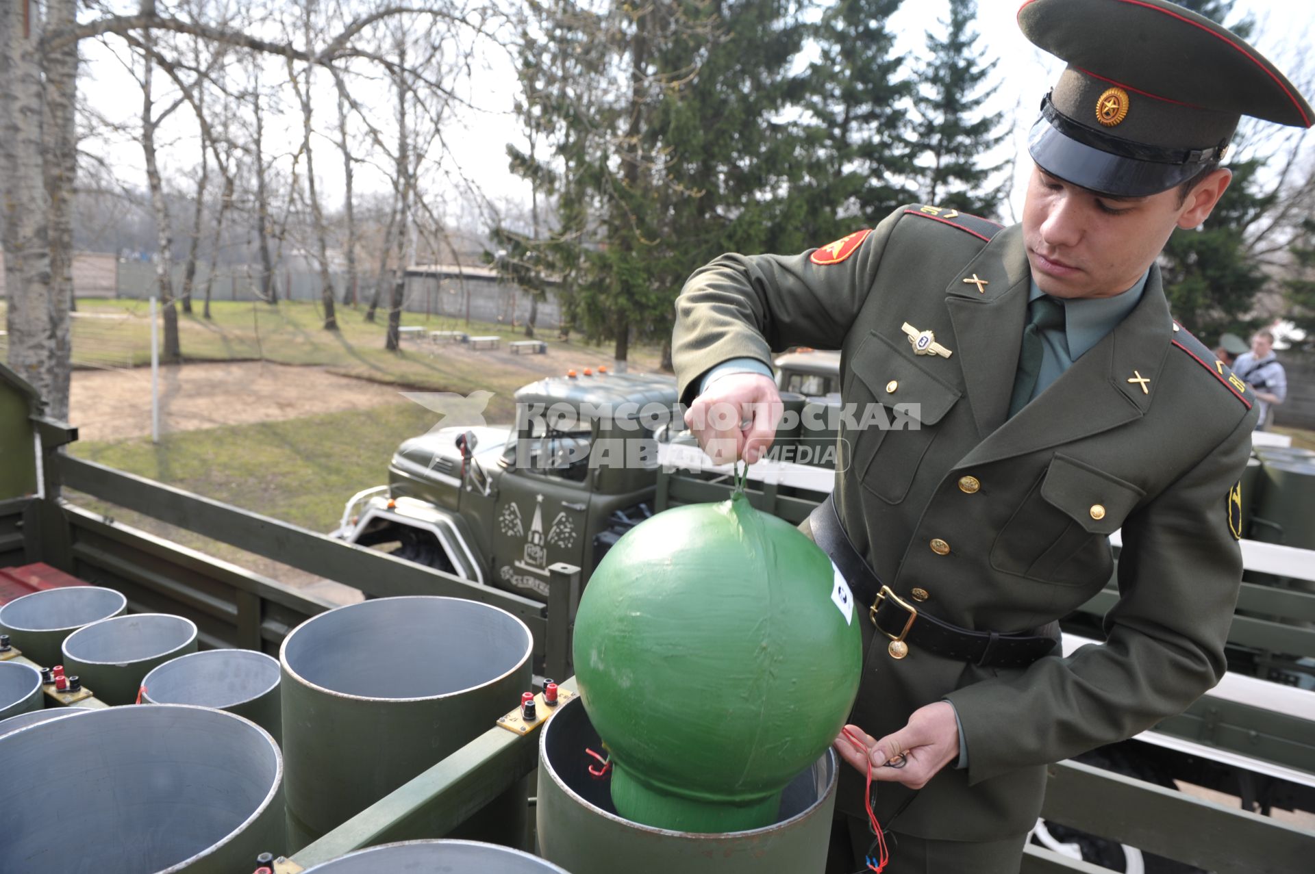 Военные машины для запуска салюта, Москва, 28 апреля 2011 года