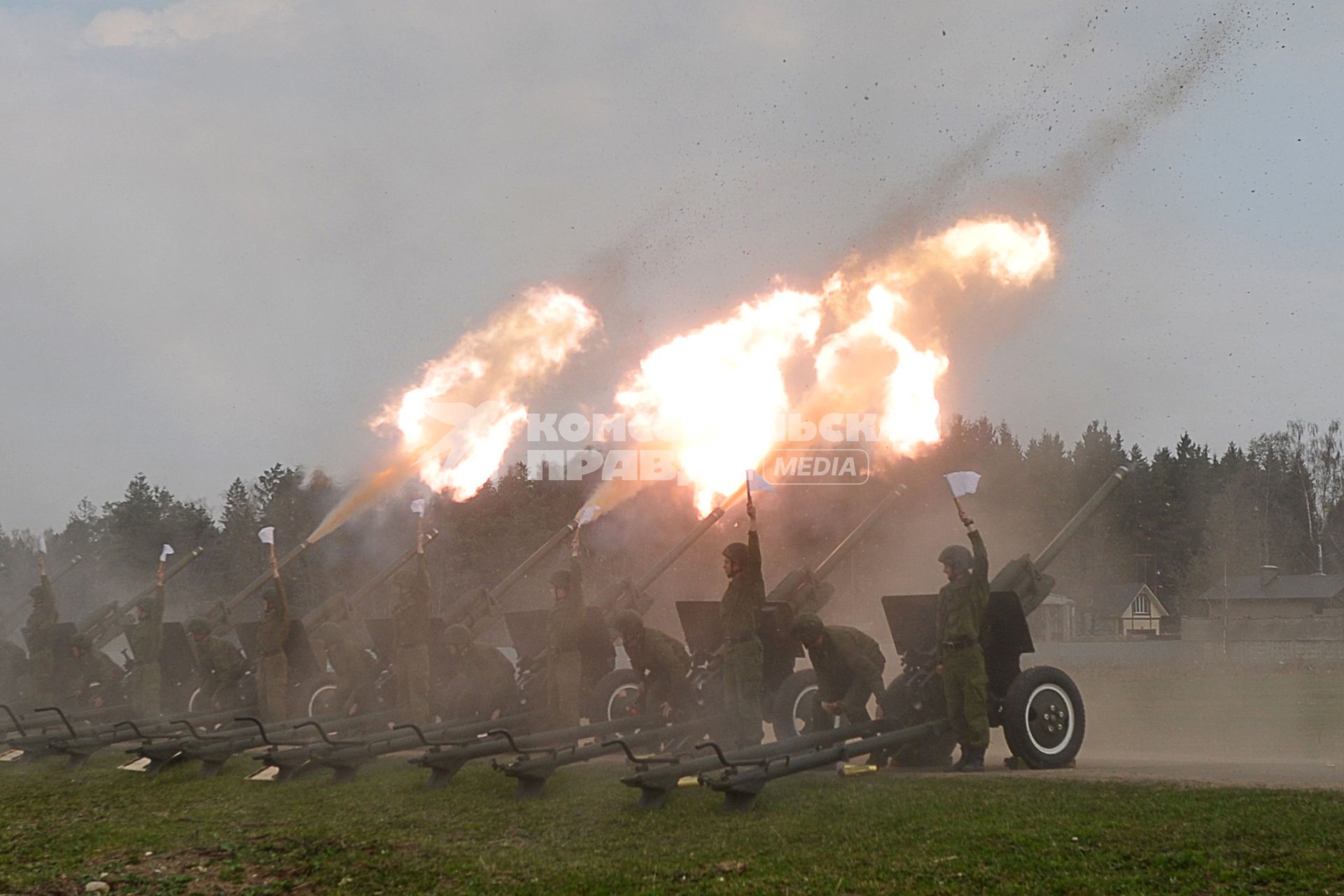 Военные машины для запуска салюта, Москва, 28 апреля 2011 года