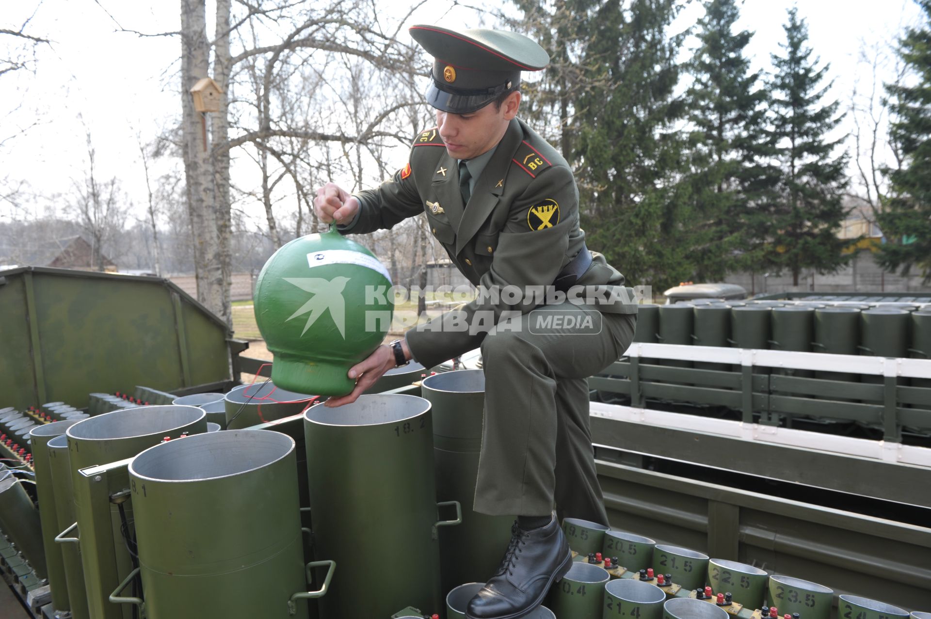 Военные машины для запуска салюта, Москва, 28 апреля 2011 года