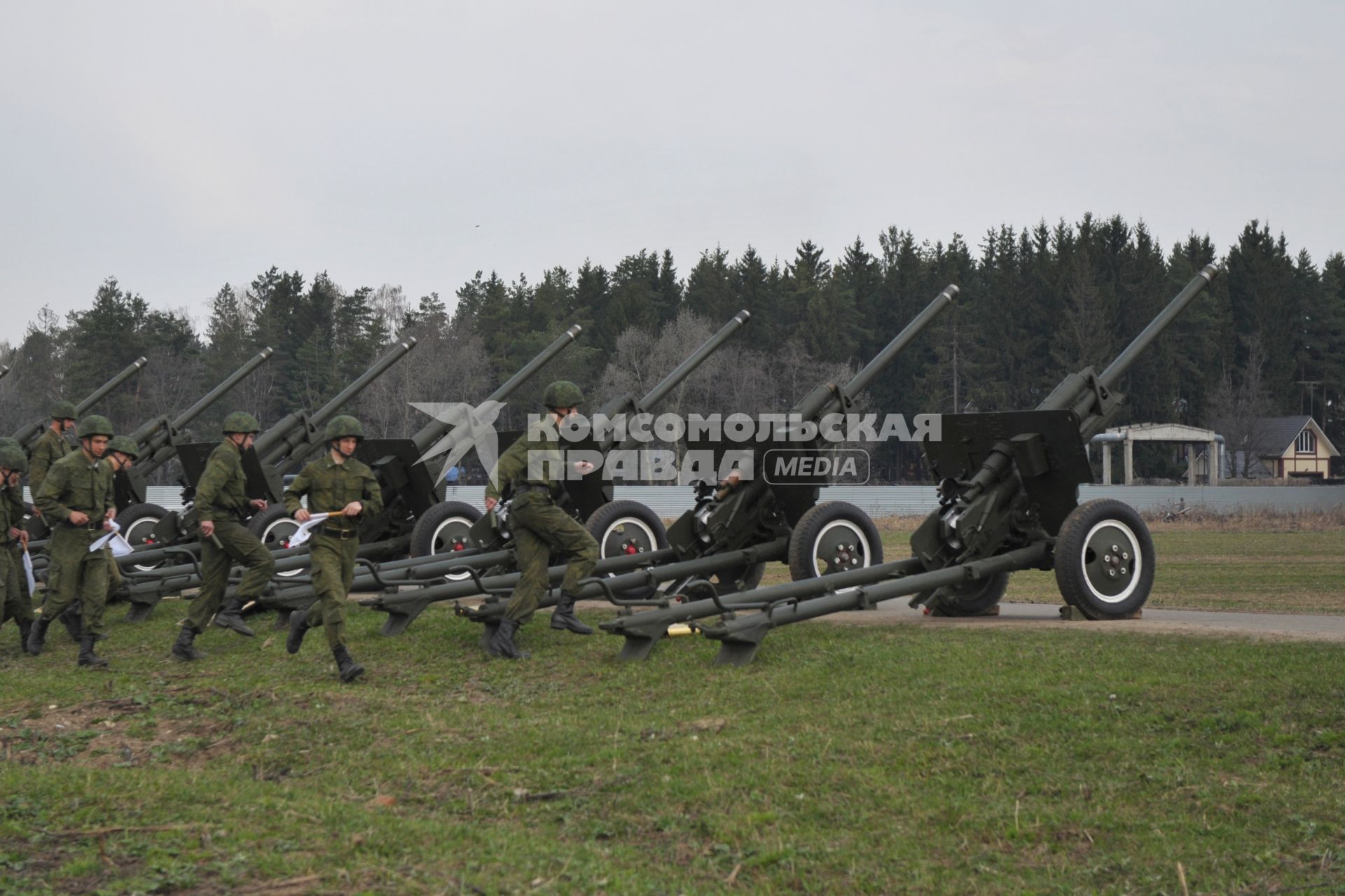 Военные машины для запуска салюта, Москва, 28 апреля 2011 года