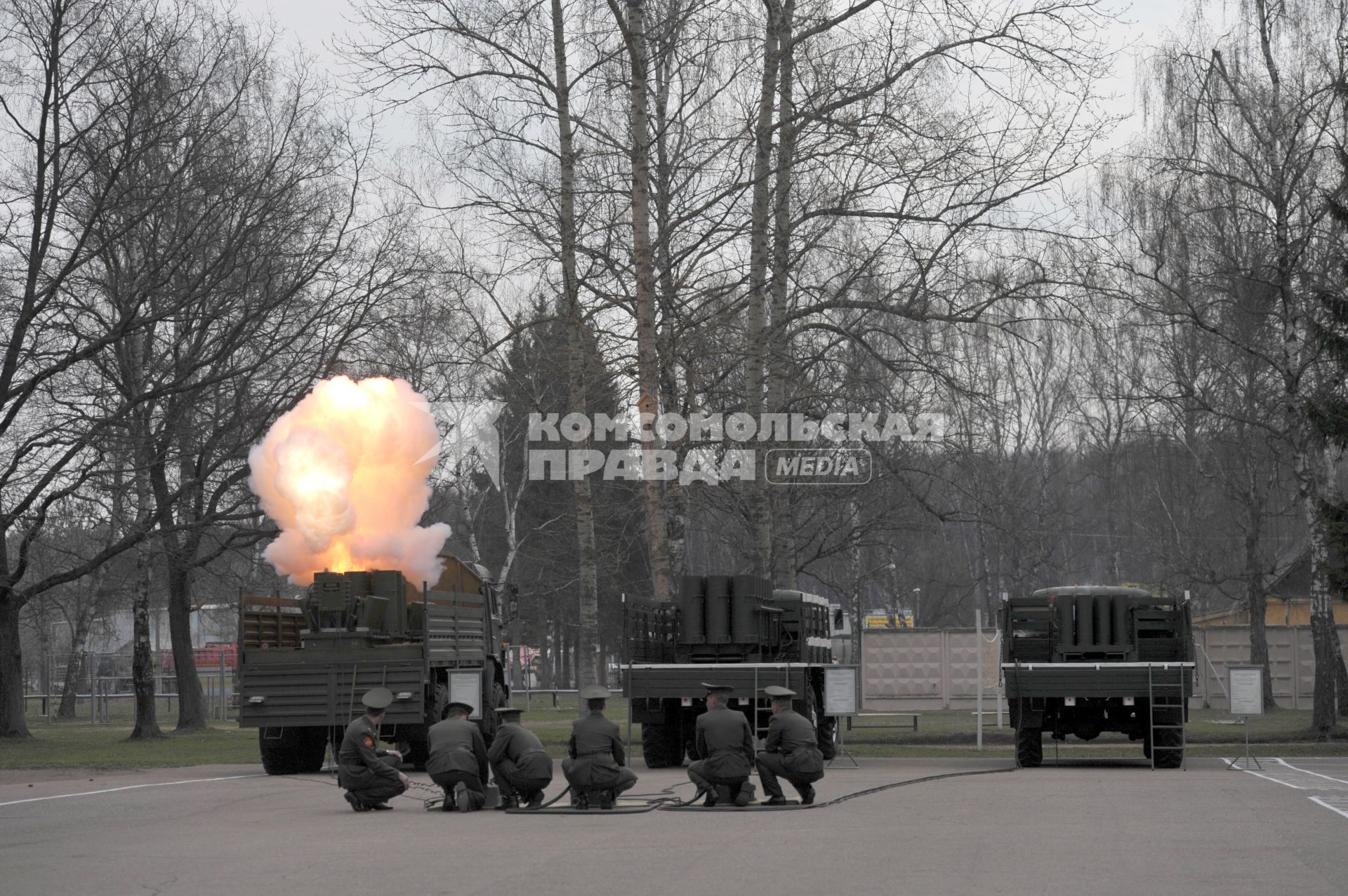 Военные машины для запуска салюта, Москва, 28 апреля 2011 года