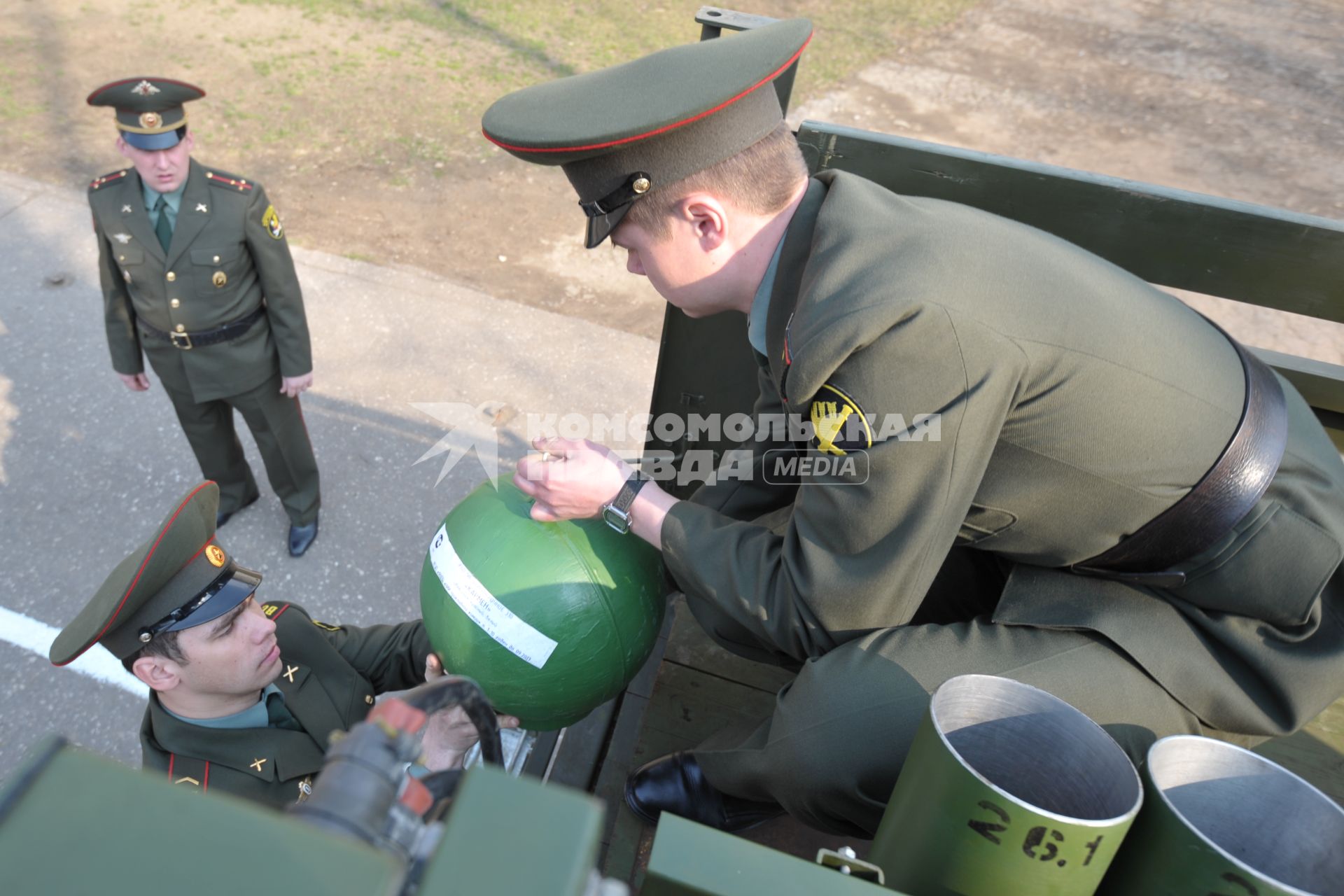 Военные машины для запуска салюта, Москва, 28 апреля 2011 года