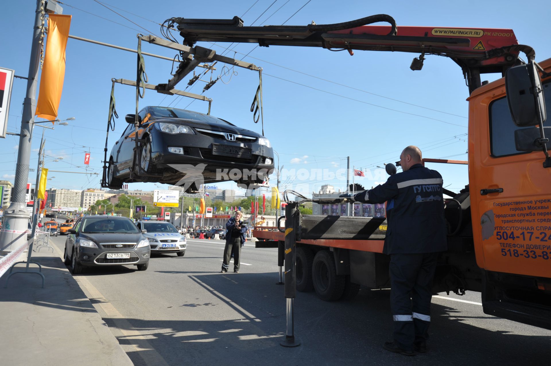 Эвакуатор убирает машины с дороги, Москва, 9 мая 2011 года