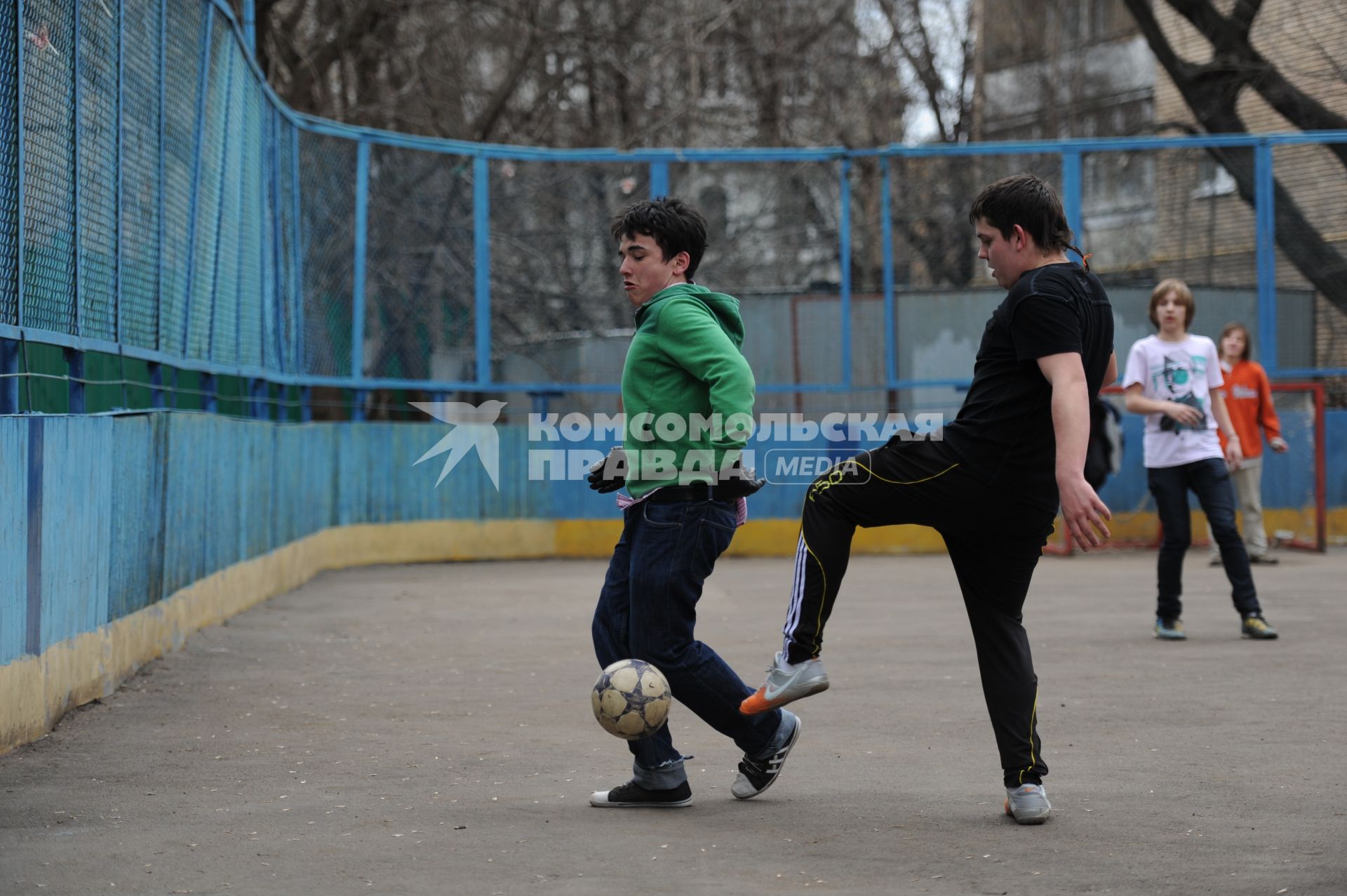 Мальчишки играют в футбол в дворовой команде, Москва, 19 апреля 2011 года