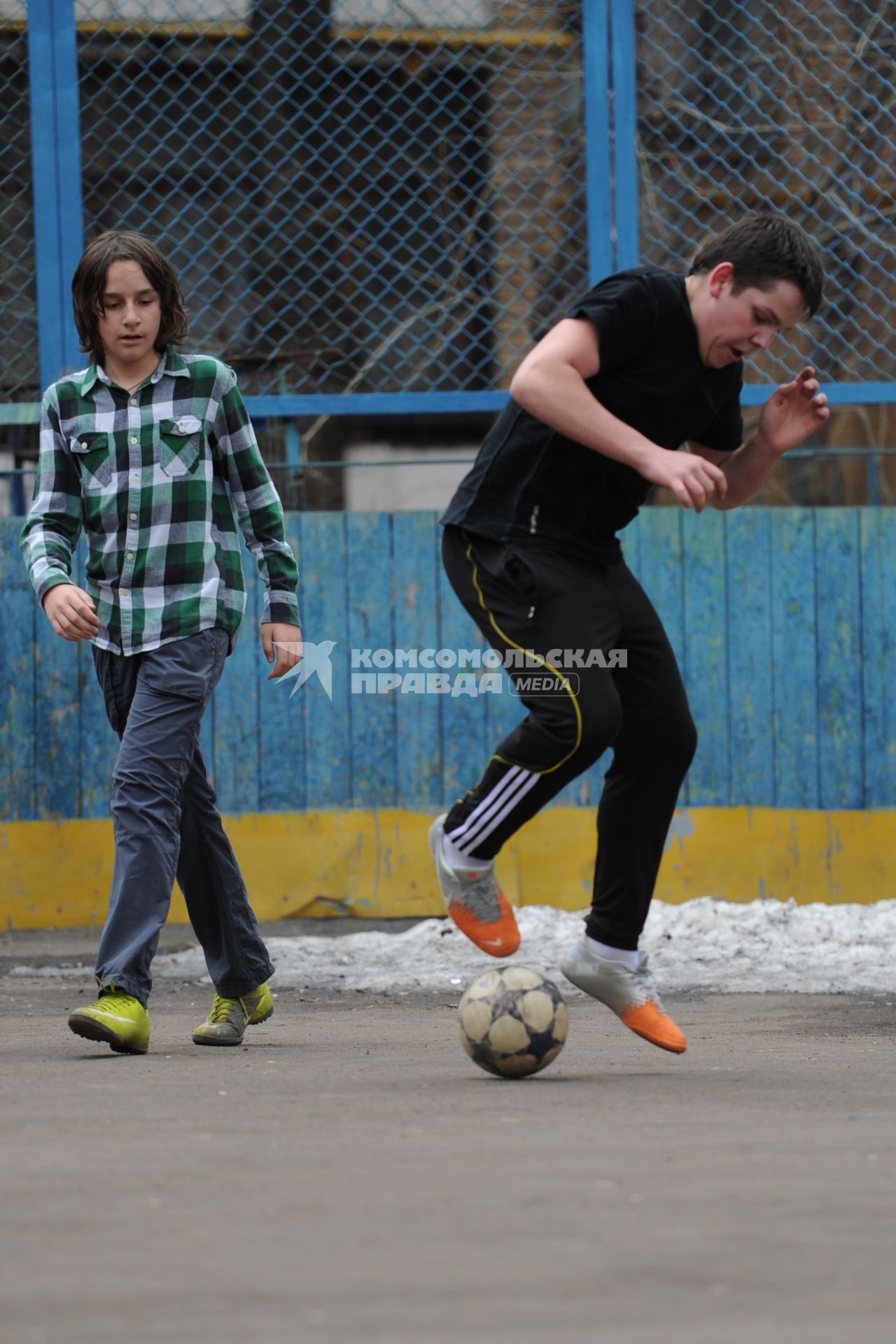 Мальчишки играют в футбол в дворовой команде, Москва, 19 апреля 2011 года