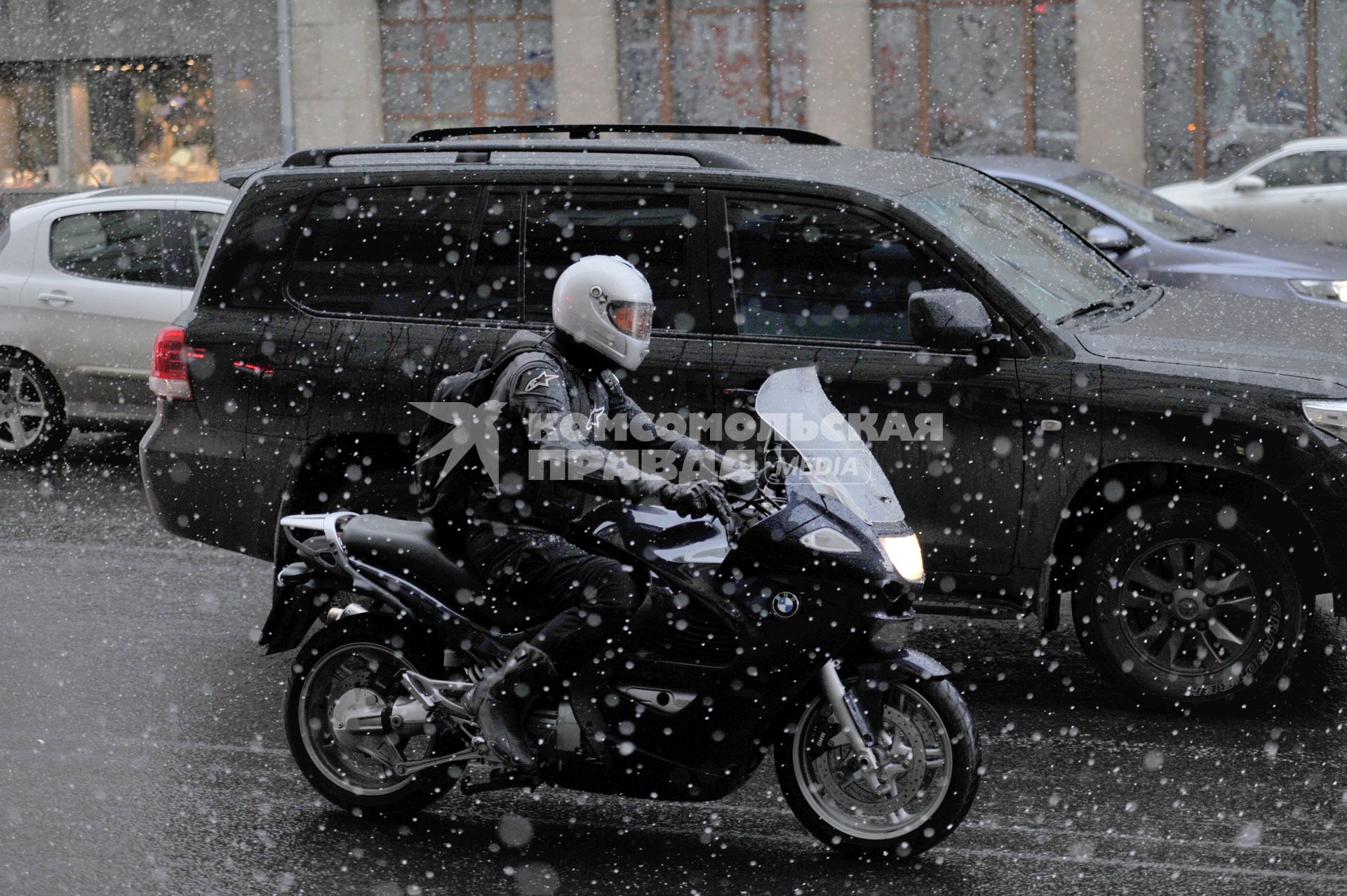 Весенний снег, Москва, 20 апреля 2011 год. На фото: мотоциклист.