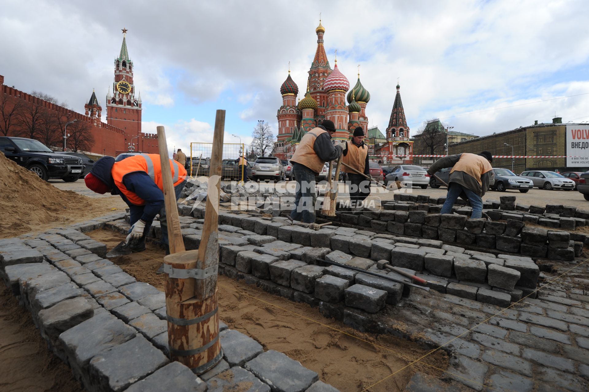 20 апреля 2011 год.Россия, Москва. Работы по ремонту и перекладка брусчатки на Красной площади. На заднем плане Храм Василия Блаженного и Спасская башня (слева).