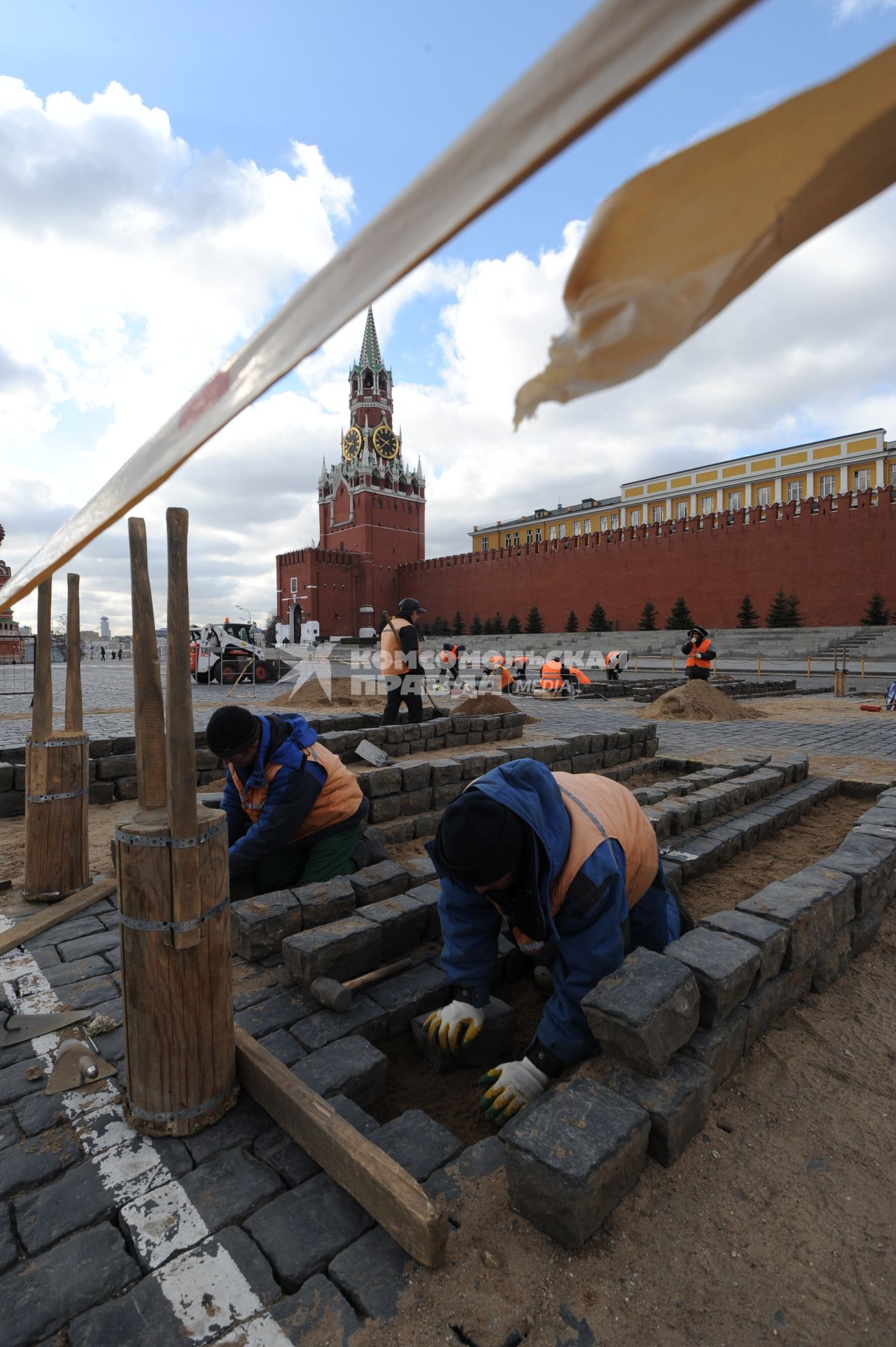 20 апреля 2011 год.Россия, Москва. Работы по ремонту и перекладка брусчатки на Красной площади.