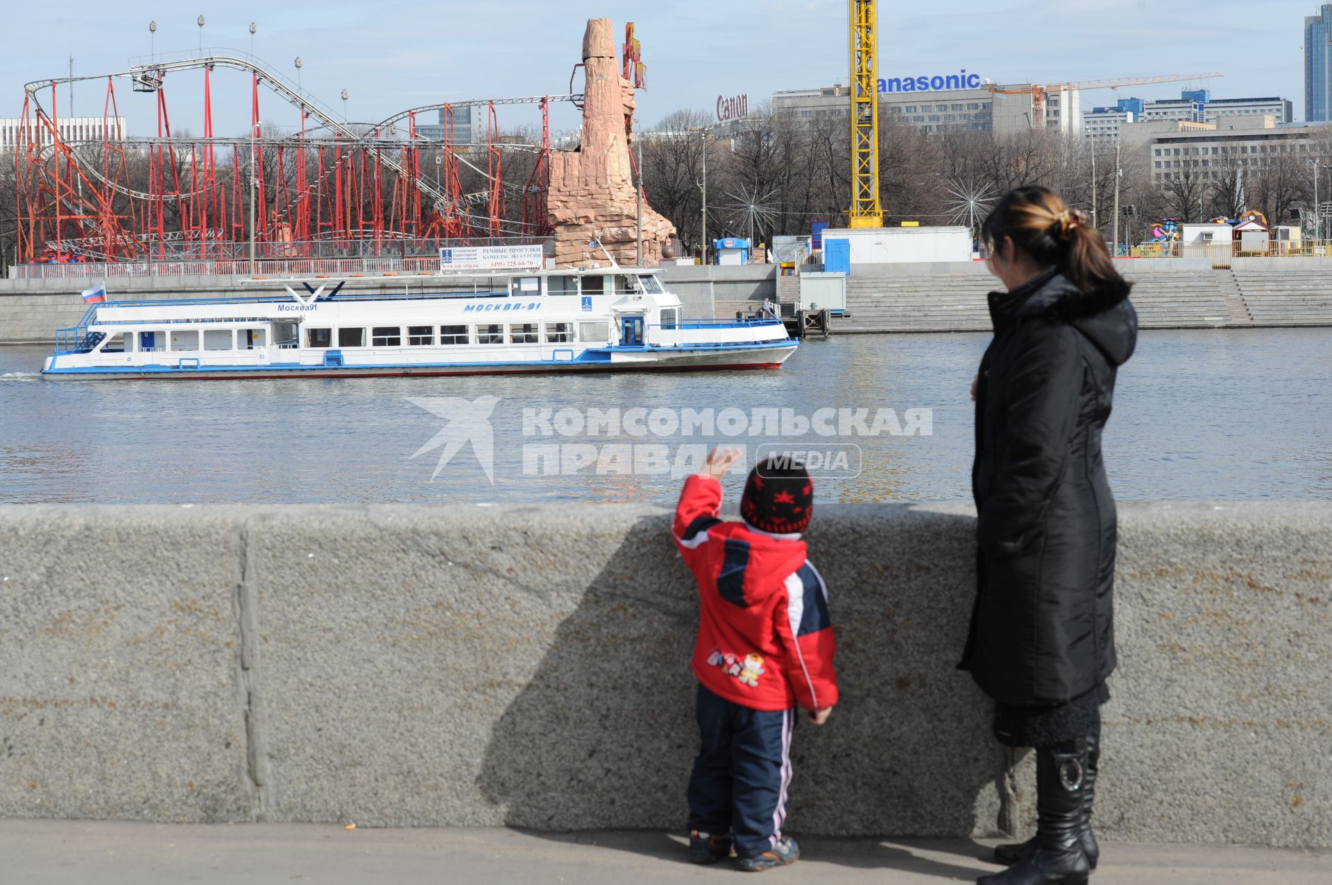 20 апреля 2011 год. Россия, Москва. Речная навигация, кораблик на Москва-реке. Речной трамвайчик. Экскурсия.