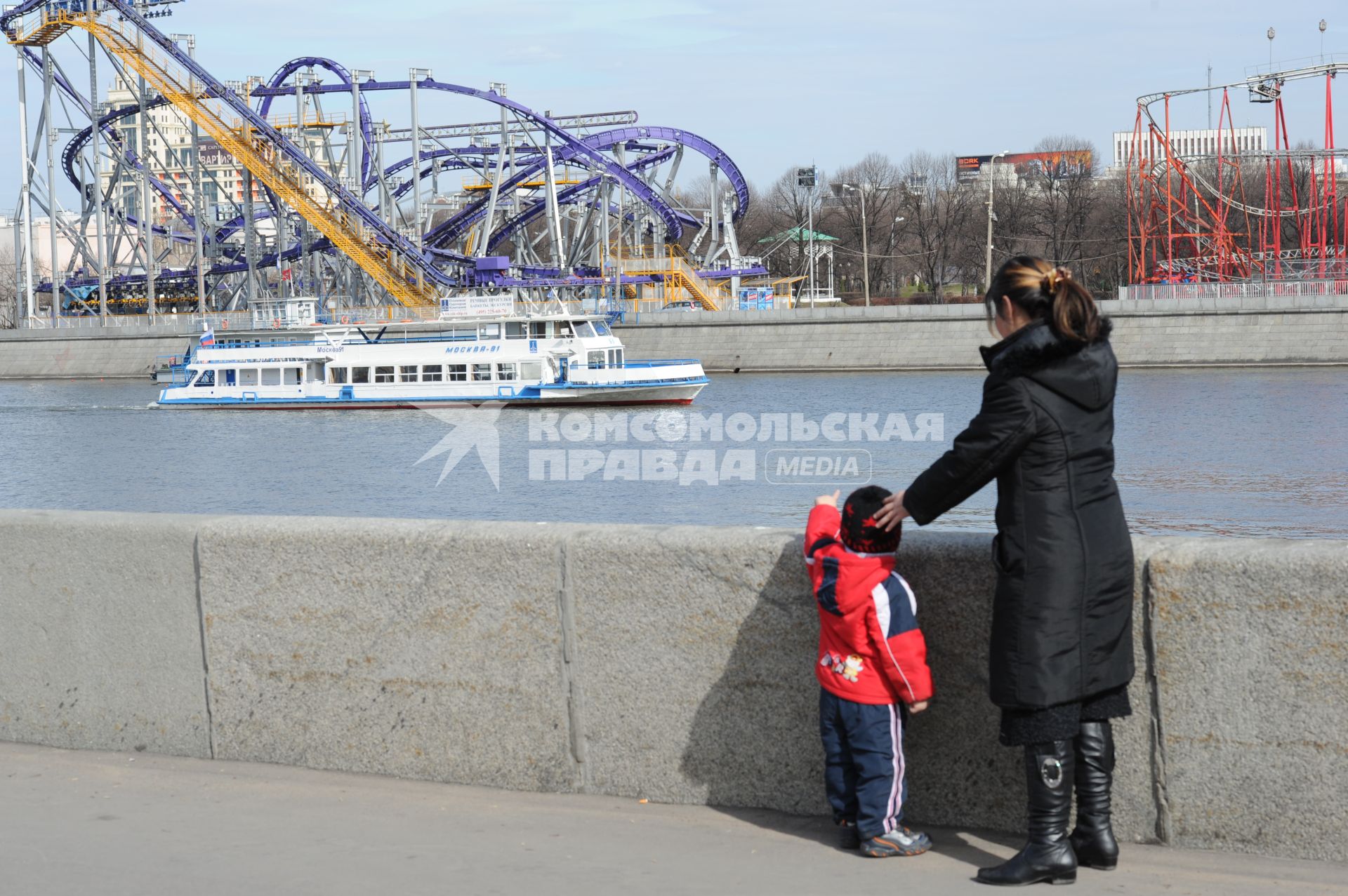 20 апреля 2011 год. Россия, Москва. Речная навигация, кораблик на Москва-реке. Речной трамвайчик. Экскурсия.