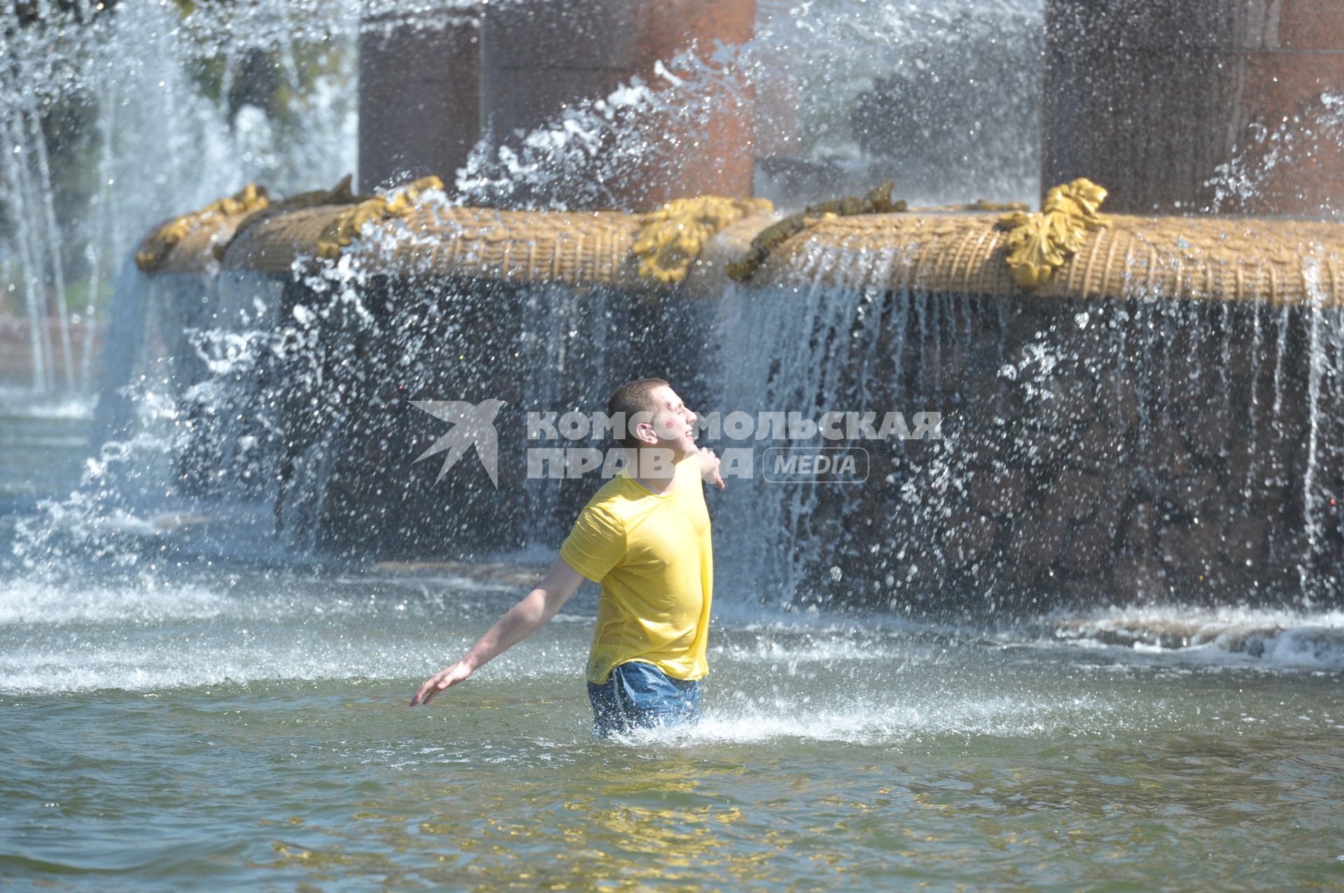 Молодой человек купается в фонтане на ВДНХ, Москва, 12 мая 2011 года