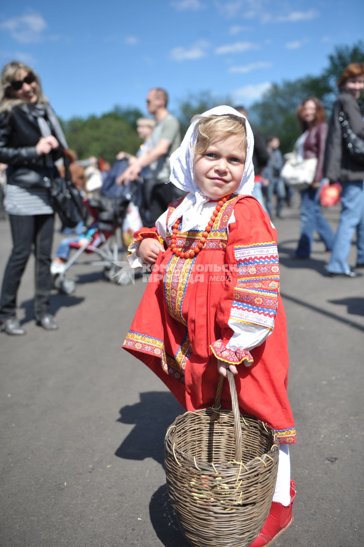 Девочка в русско- народном костюме Аленушки с корзинкой в руках, Москва, 09 мая 2011 года