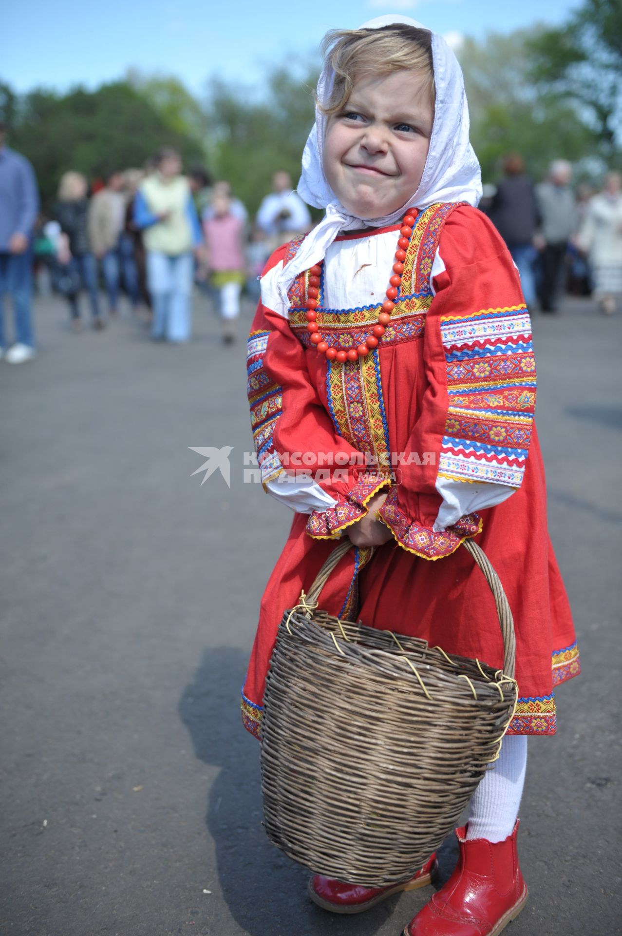 Девочка в русско- народном костюме Аленушки с корзинкой в руках, Москва, 09 мая 2011 года