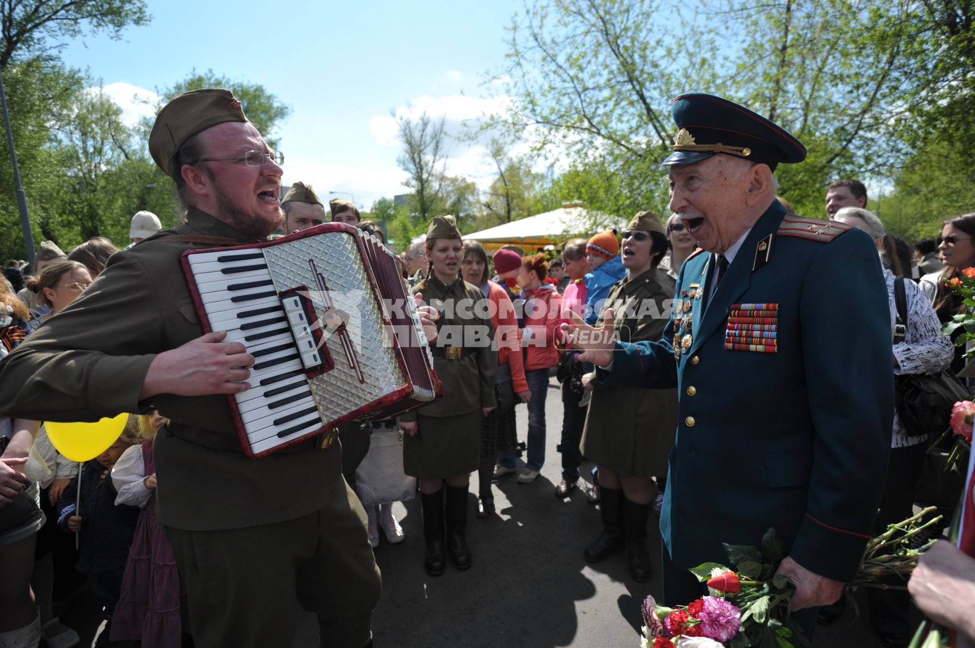 Празднование Дня Победы в ЦПКиО им. Горького, Москва, 9 мая 2011 года