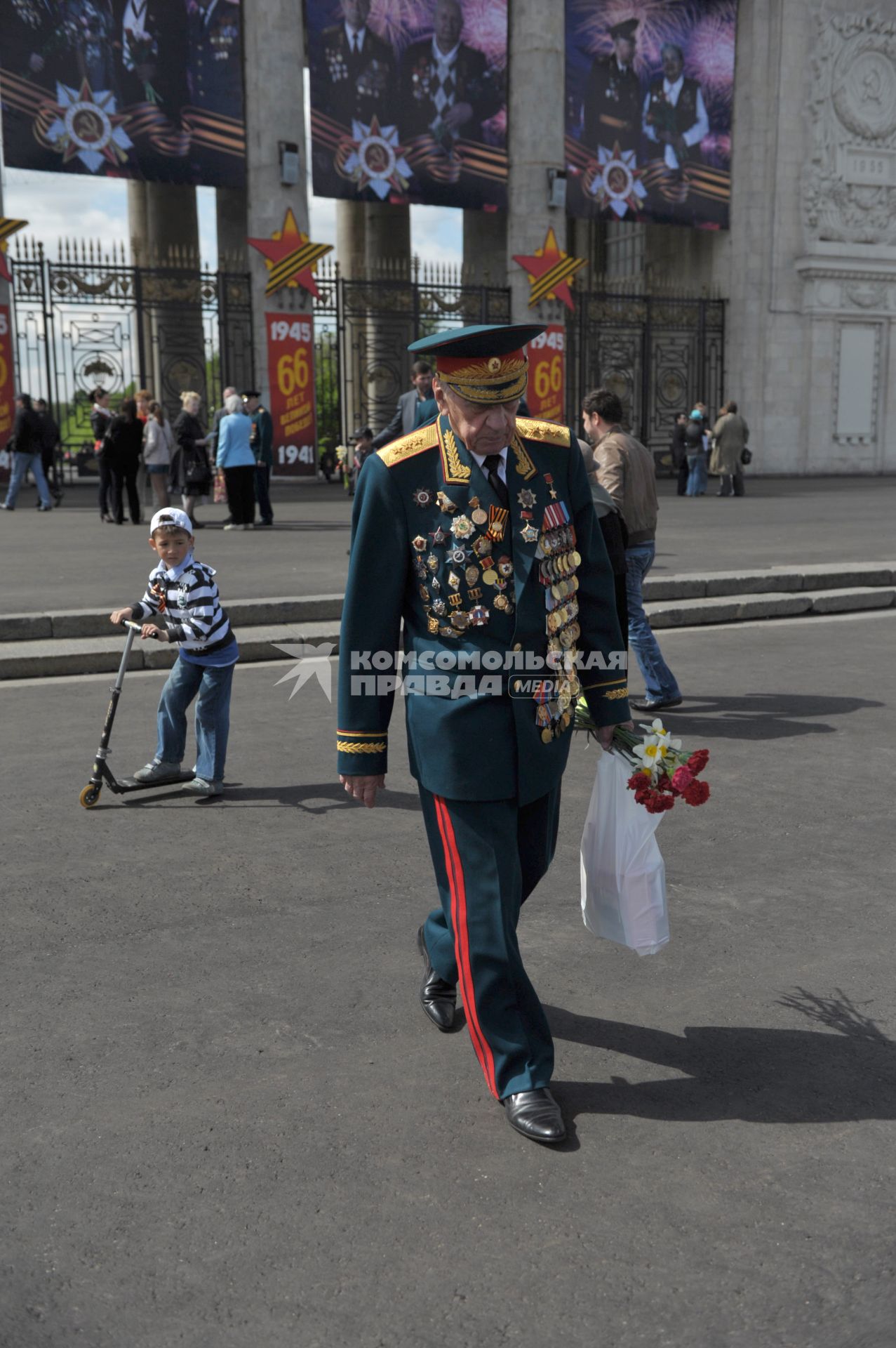 Празднование Дня Победы в ЦПКиО им. Горького, Москва, 9 мая 2011 года